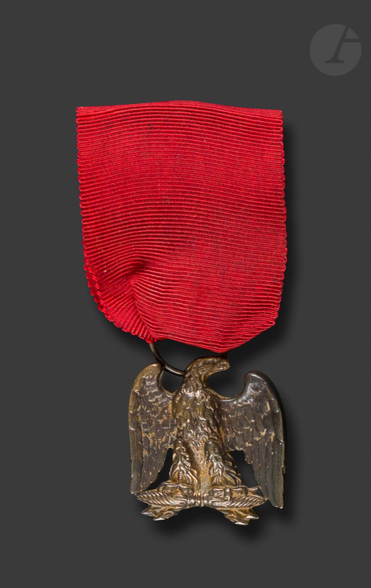 Null 第一帝国
退伍军人帝国之鹰
徽章。
 
在青铜器上。反面为素面，上有扣子。
猩红丝带。
31 x 30 mmT
.T.B




。