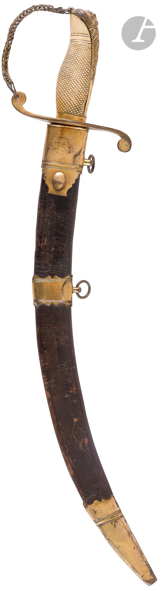 Null 英国海军军官的匕首。
格纹象牙手柄。鎏金黄铜安装。弧形雕刻的刀片。皮革刀鞘，有三个镀金和切割的铜配件。
A.B.E. 乔治三世时期。