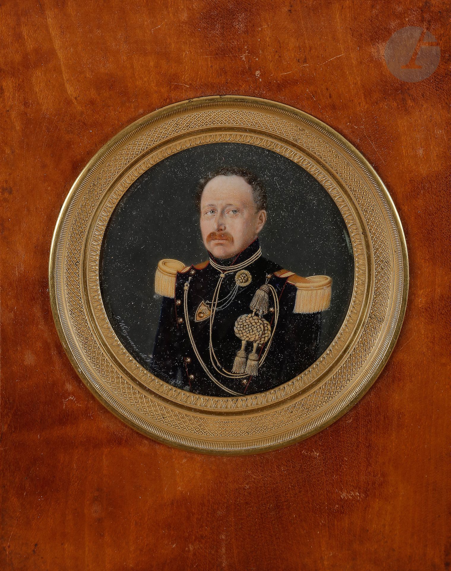 Null G.Krezmaier by v.BRISAC。法国学校。
马背上的炮兵上尉微型
圆环，签名和日期为 "1833"（磨损），周围有镀金的黄铜，在玻璃下&hellip;