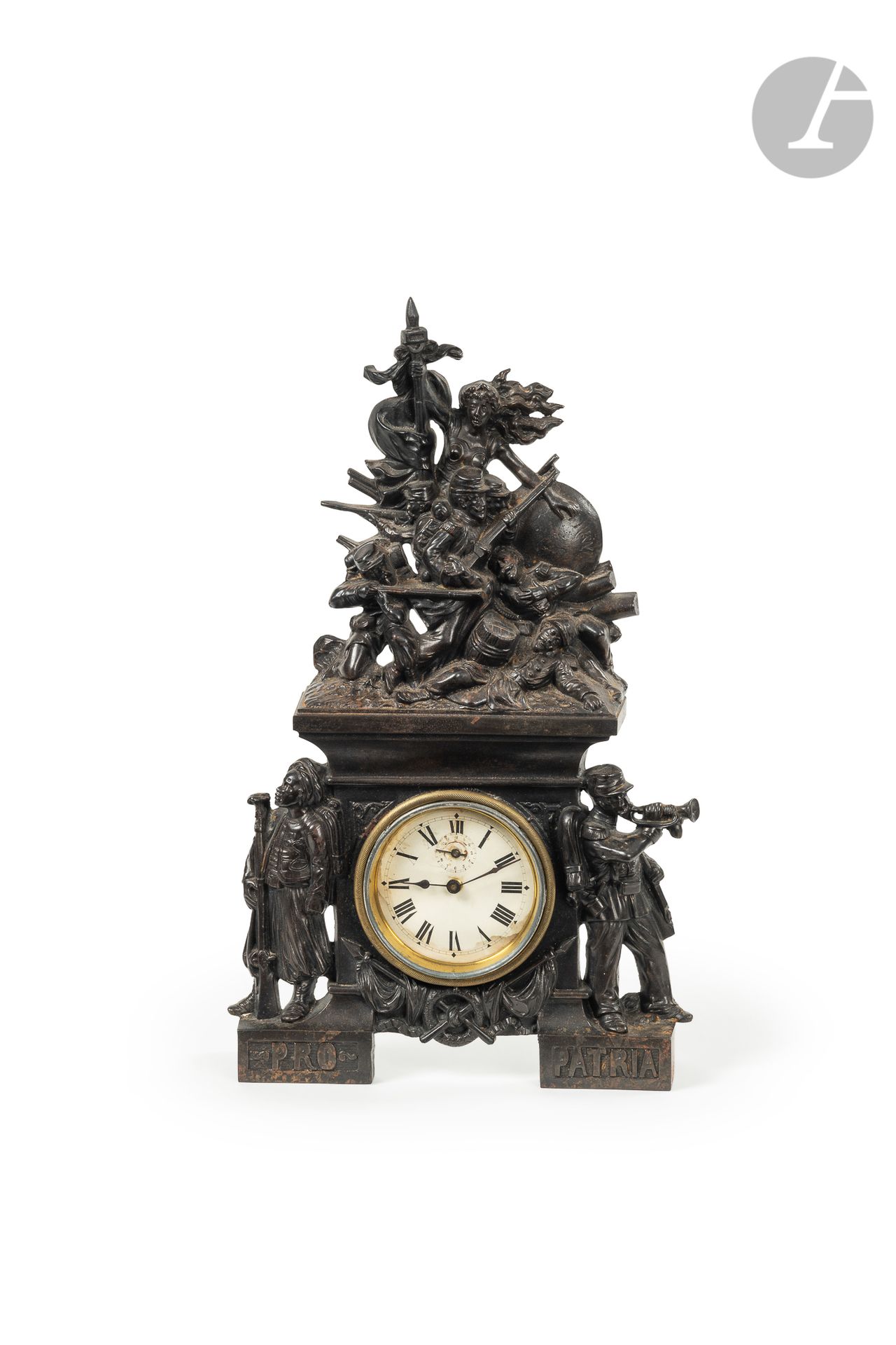 Null "支持爱国者。1870年 "
铸铁钟，带有铜锈，并装饰有一个由步兵保卫的法国的寓言
。
 
基地有步兵和驺吾。珐琅质表盘上有罗马数字。
25 x 7 &hellip;