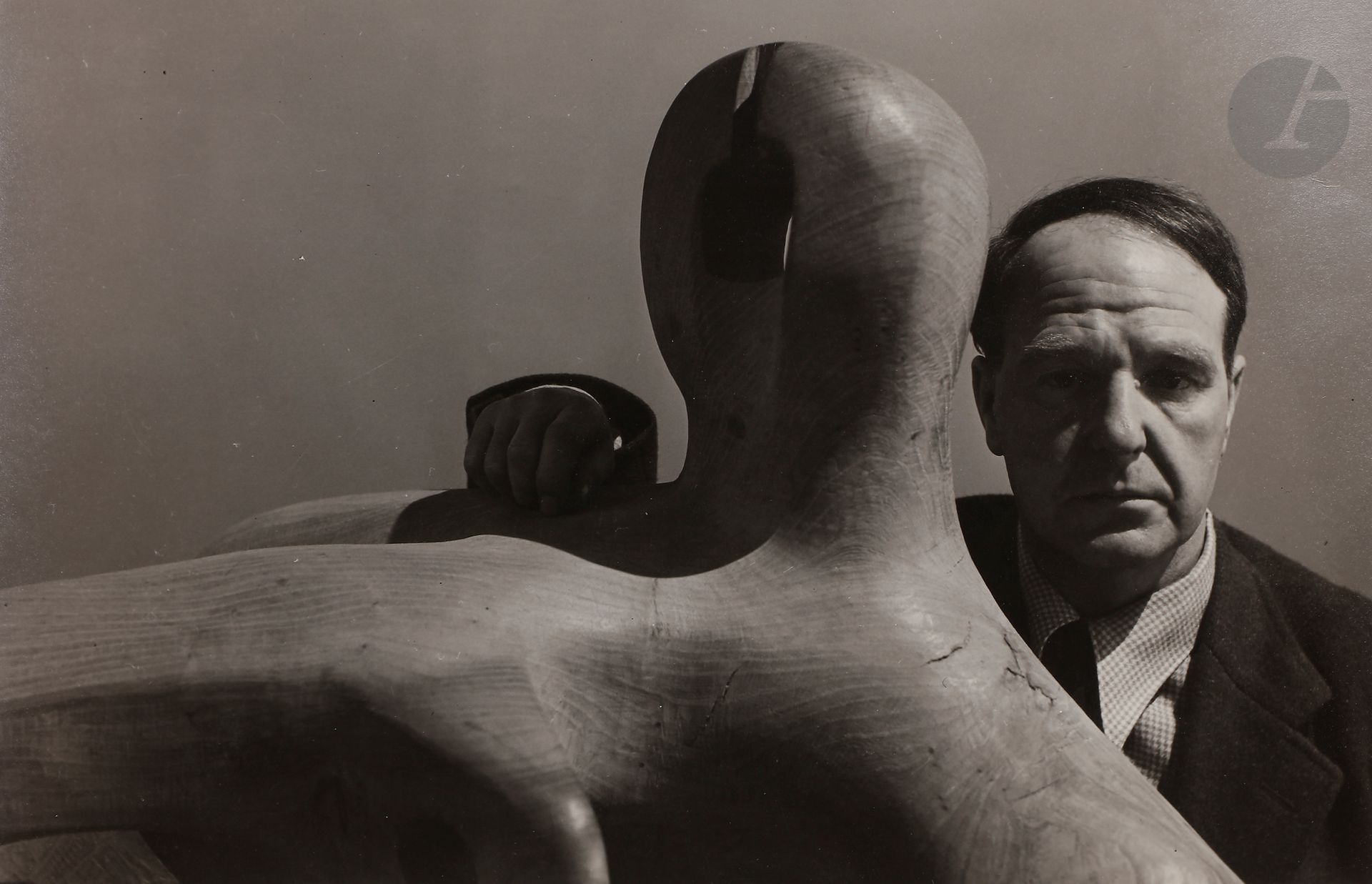 Null Arnold Newman (1918-2006)
Portrait d’Henry Moore avec une Reclining Figure,&hellip;