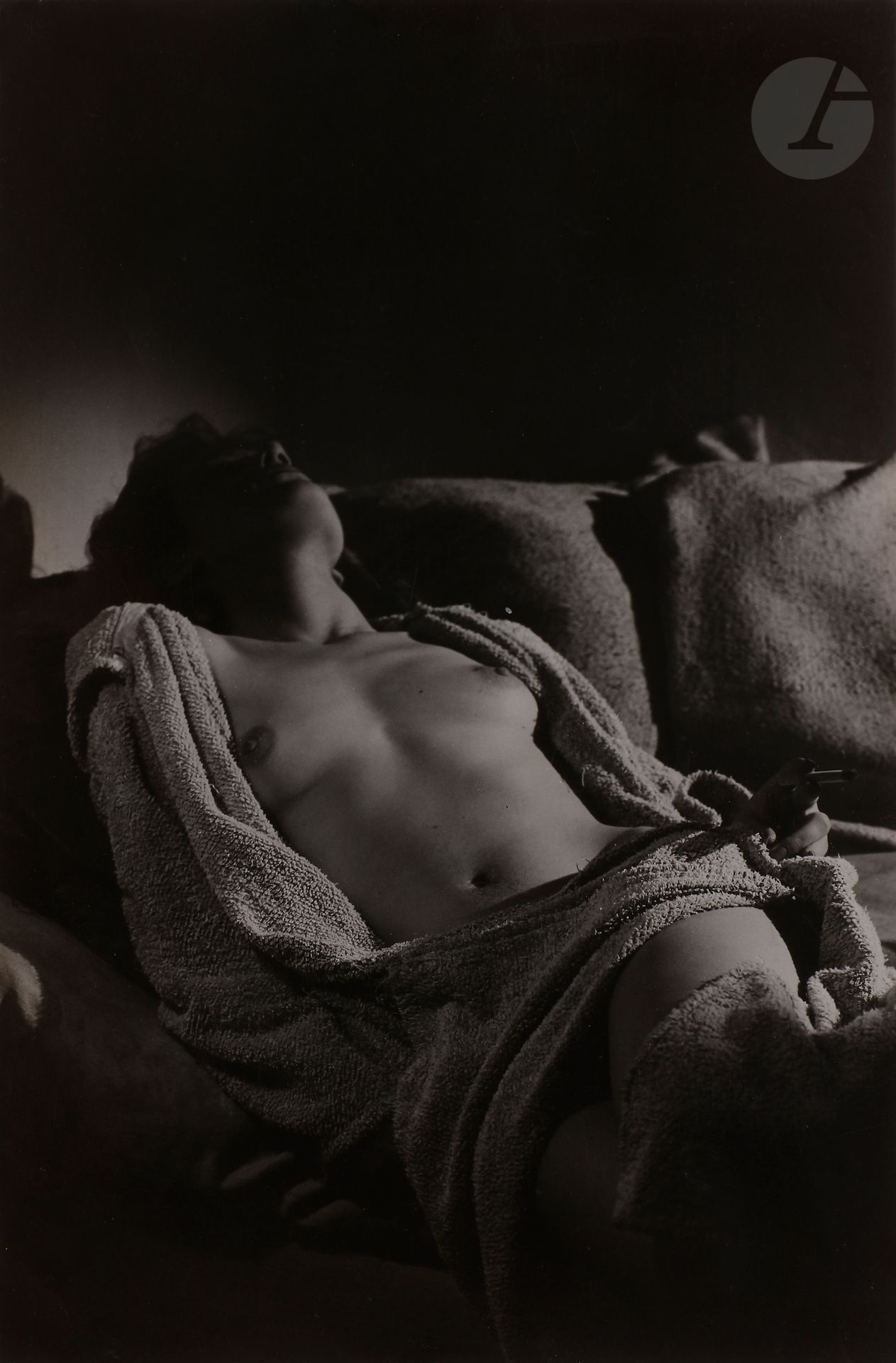 Null Emmanuel Sougez (1889-1972) 
Sans titre [Nu féminin à la cigarette], 1955. &hellip;