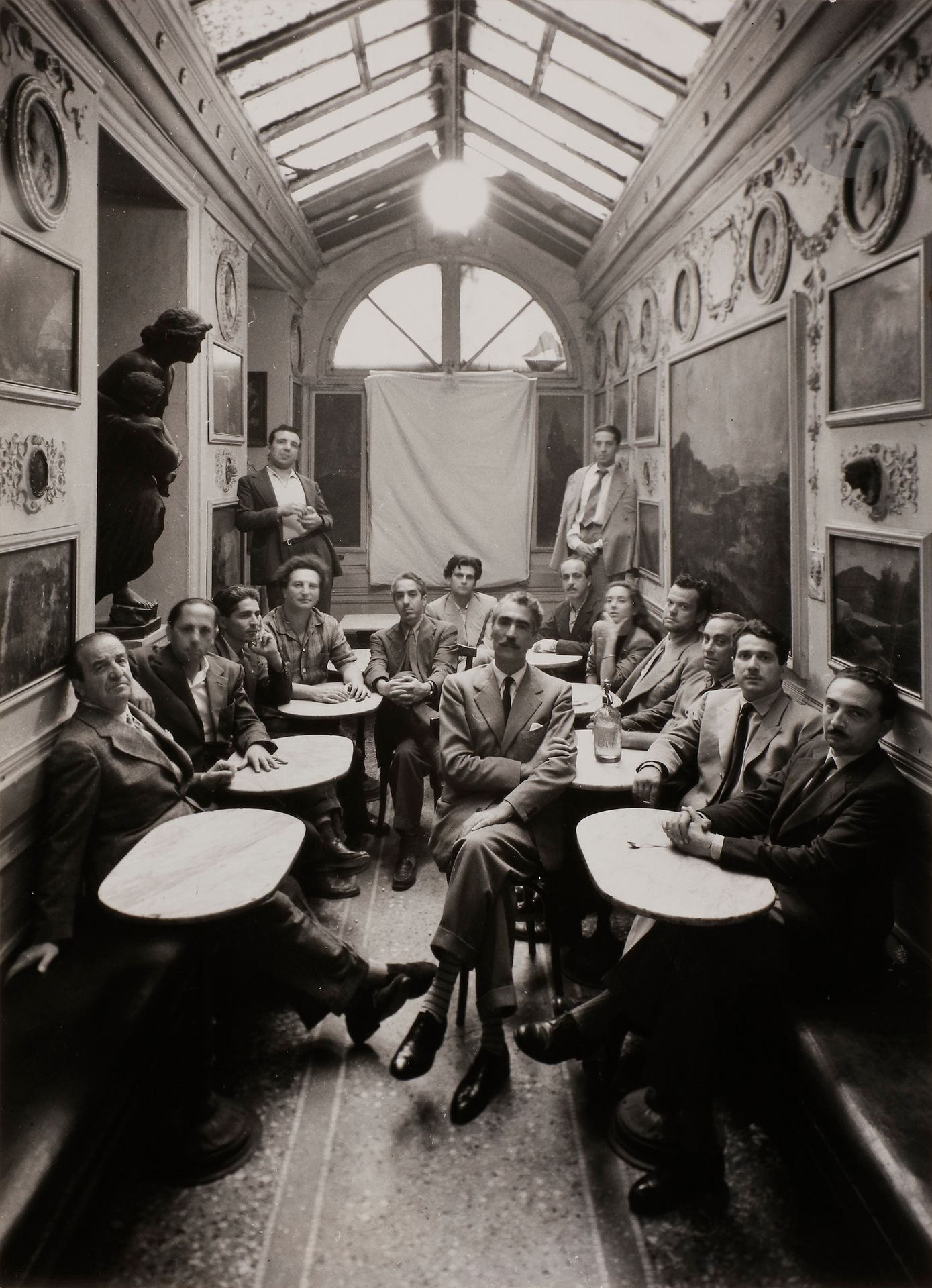 Null *Irving Penn (1917-2009)
Groupe d’intellectuels italiens. Caffè Greco. Rome&hellip;