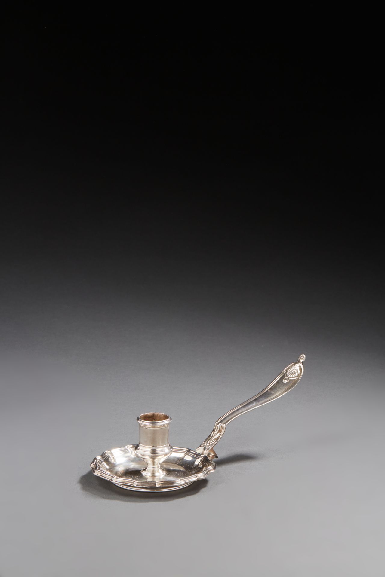 Null NÎMES PROBABLY 1753
Candeliere a mano in argento con manico lungo e piccolo&hellip;