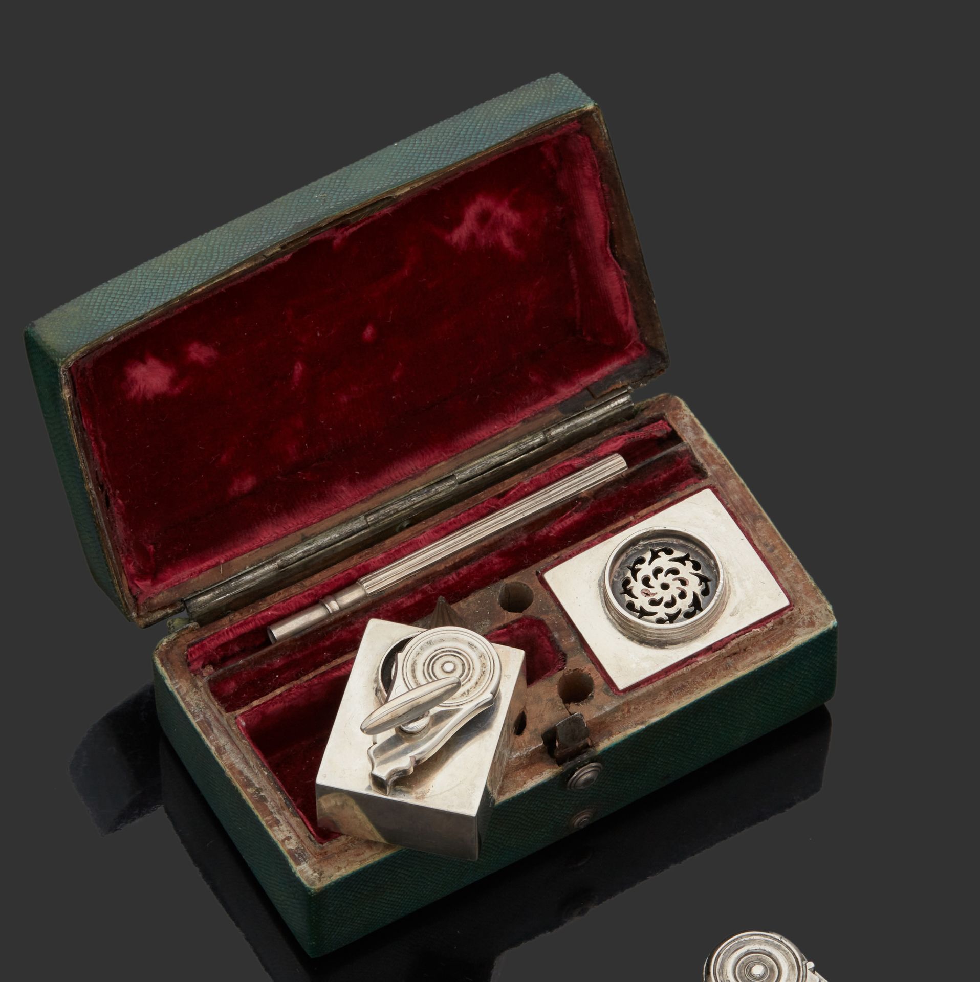 Null 巴黎 1761 - 1762
小型旅行墨斗和沙漏，装在其长方形铰链式的沙绿箱子里，包含一个蝴蝶式的墨斗和一个沙漏（盖子不见了），每个元素上都刻有归属于&hellip;
