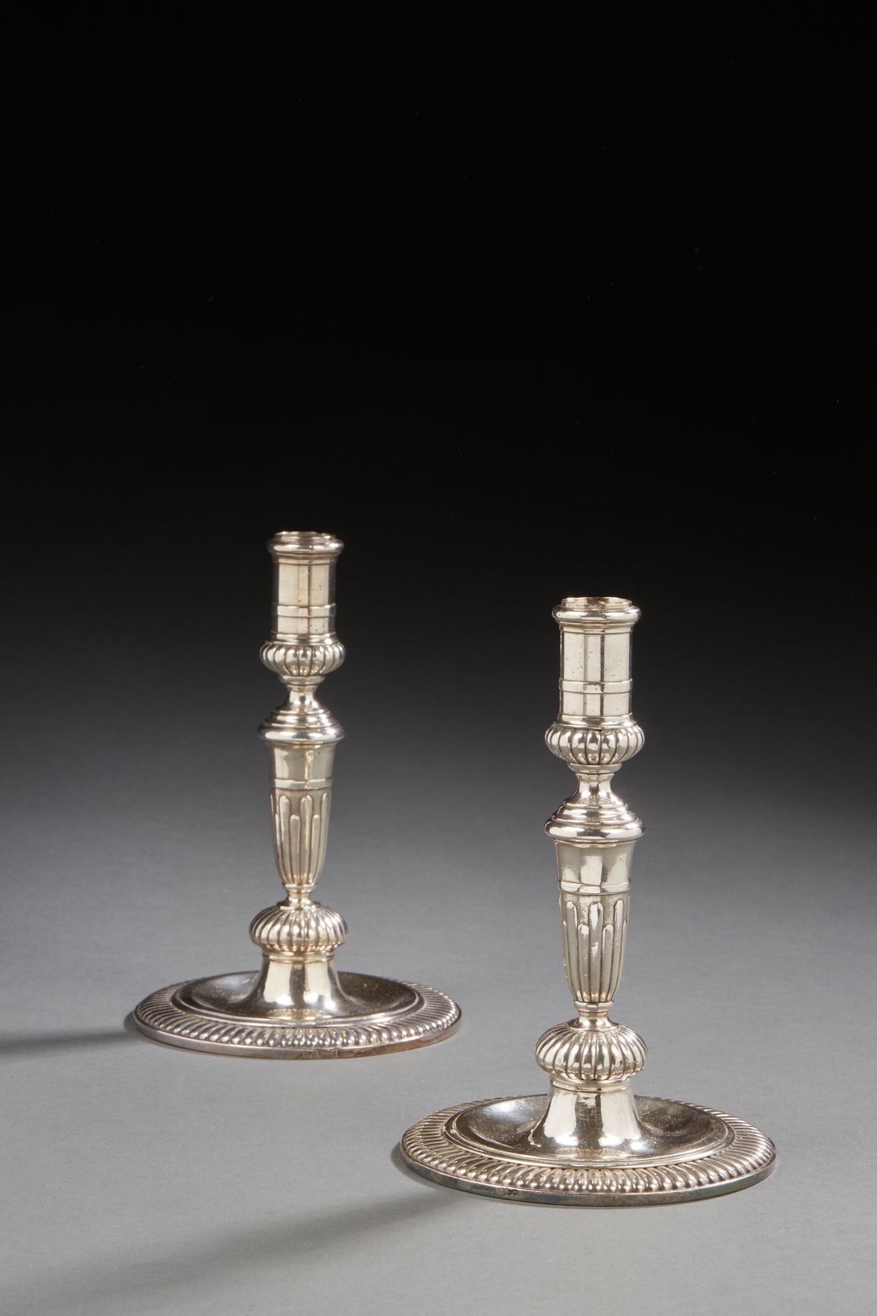 Null LYON 1682 - 1683
Pair of cast silver torches, they rest on a circular base &hellip;