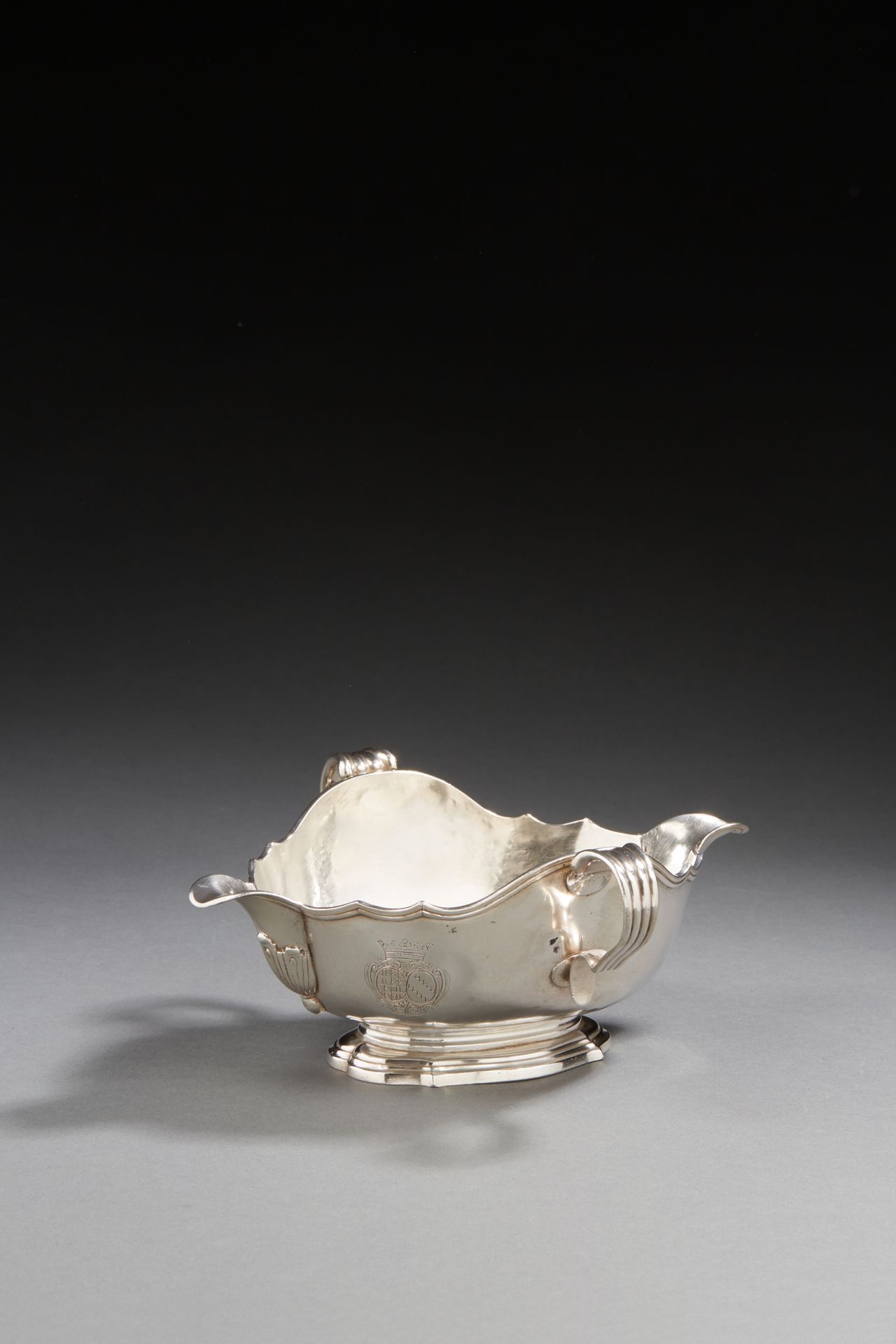 Null 巴黎 1744 - 1750
银质酱缸，有两个水口和两个长方形的侧把手。它安放在一个多边形的基座上，边缘有回忆的轮廓。水嘴由一个水滴延伸出来，由三个小&hellip;