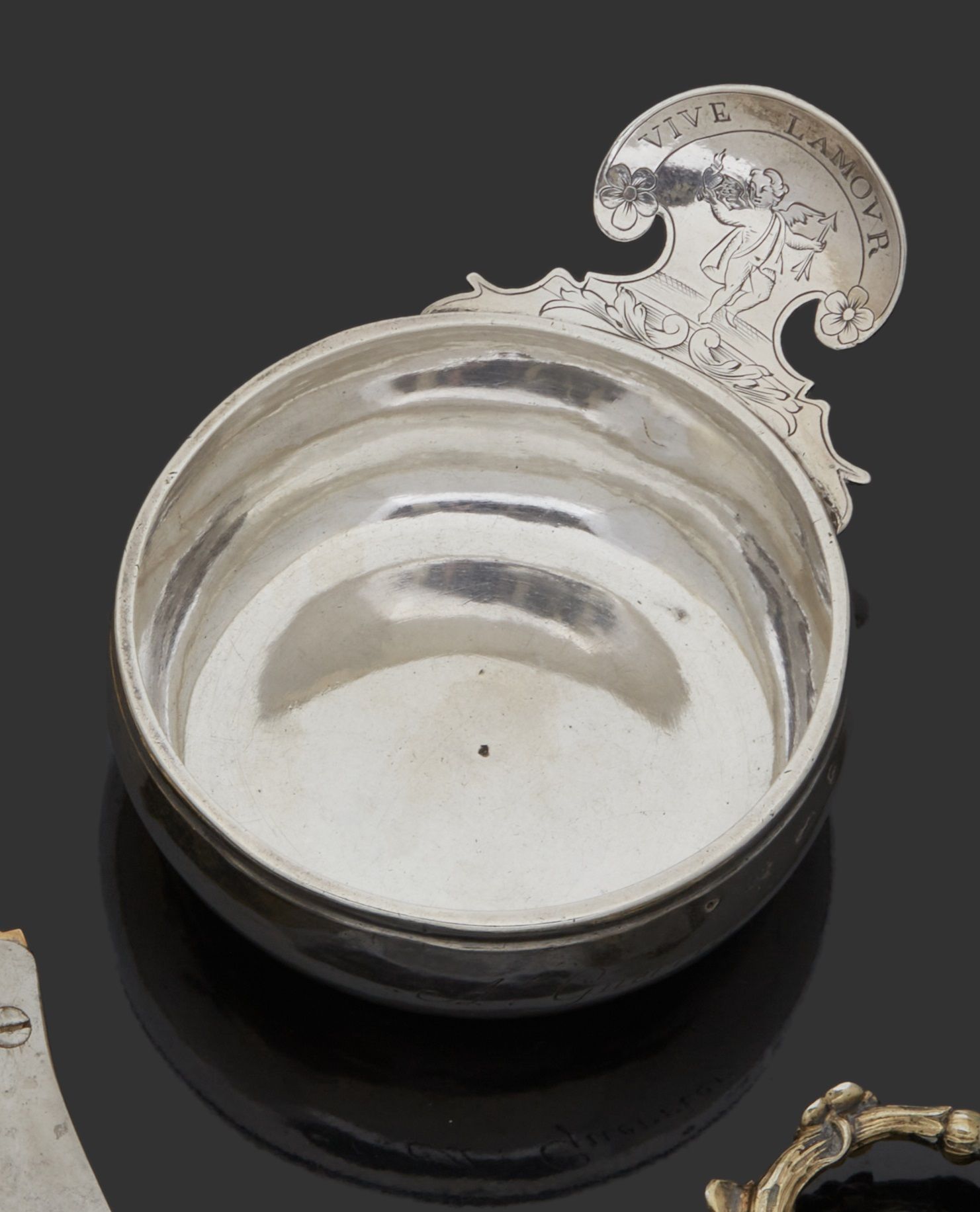 Null 
LE HAVRE DE GRACE 1756-1768



银质酒杯以网为边，拇指托的圆弧处刻有 "VIVE L'AMOUR"，旁边是一个右手拿着&hellip;