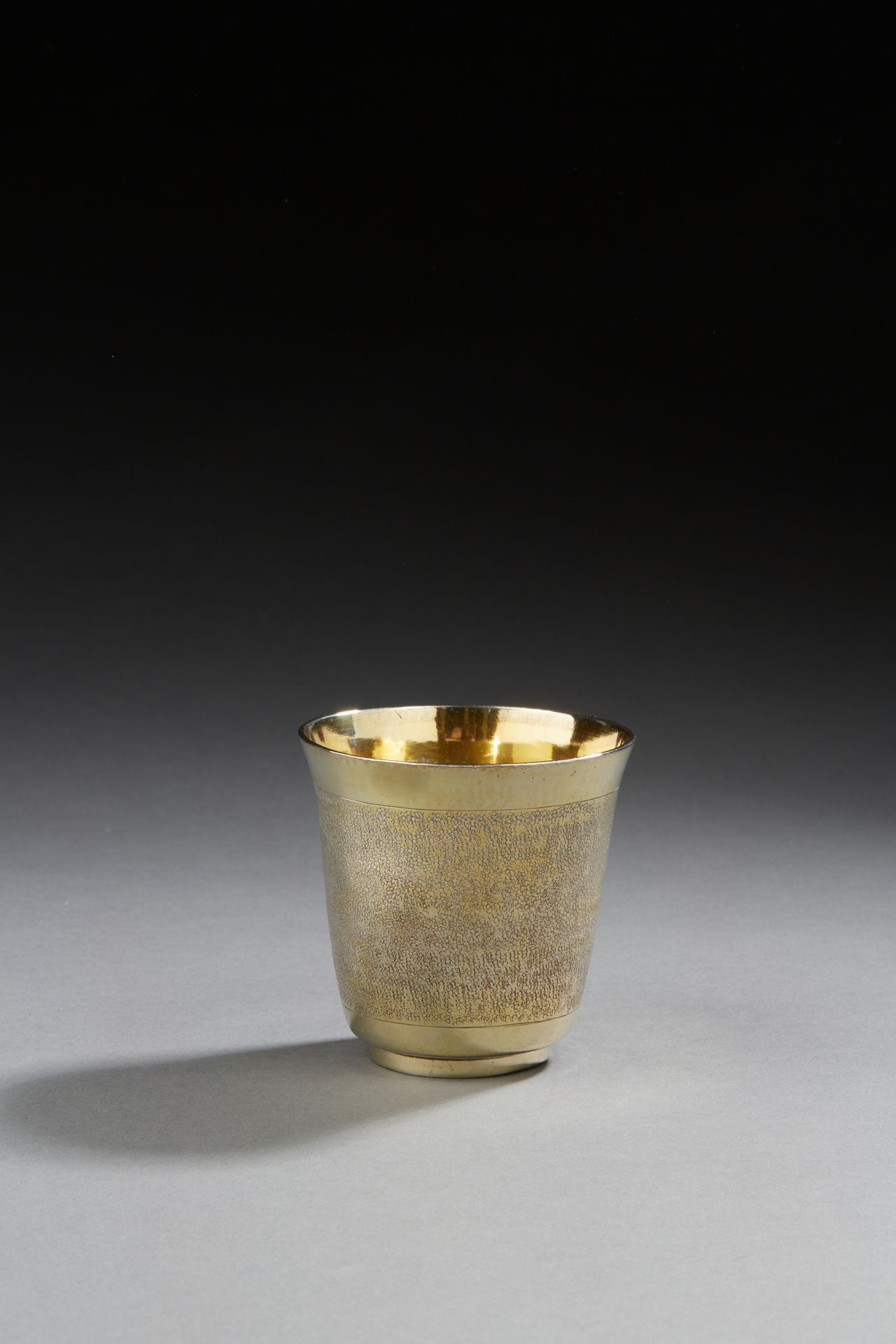 Null 巴黎 1690 - 1691
一个放置在框架上的vermeil烧杯，据说在两条普通的带子之间有一张 "鲨鱼皮"。
银器大师：Joseph TURMEL&hellip;