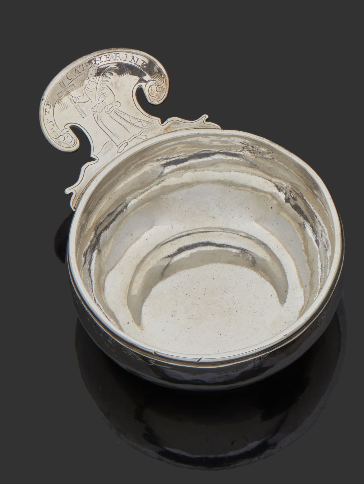 Null ROUEN 1734
Coppa da vino in argento semplice. Il manico è inciso con una ra&hellip;