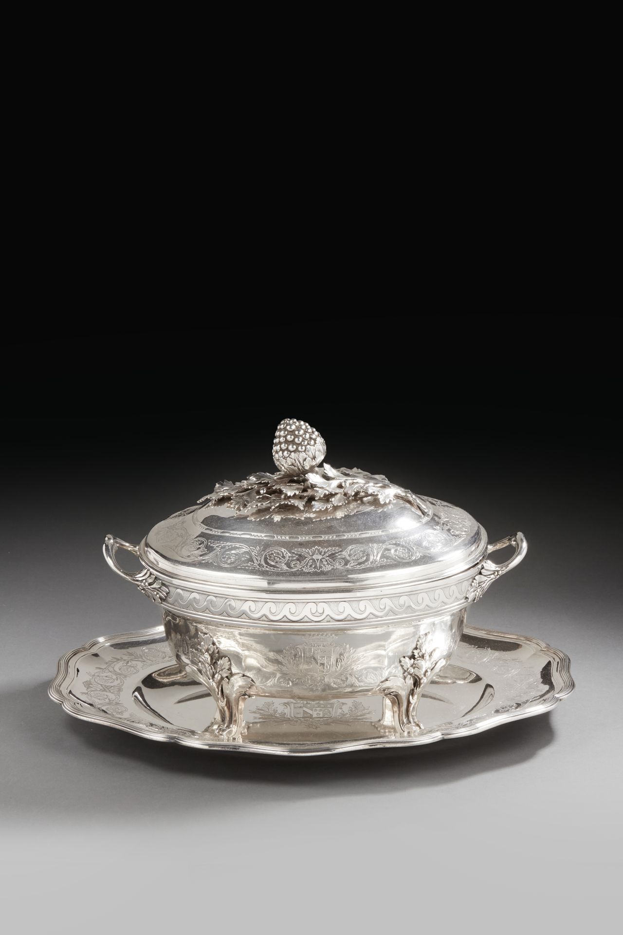 Null 巴黎 1782 - 1783
银质茶壶，带有其框架和衬里。椭圆形的盘子以鱼片为边，边缘刻有一系列的花和叶的卷轴。它的中央刻有纹章，纹章在瓦罐和衬里上重&hellip;