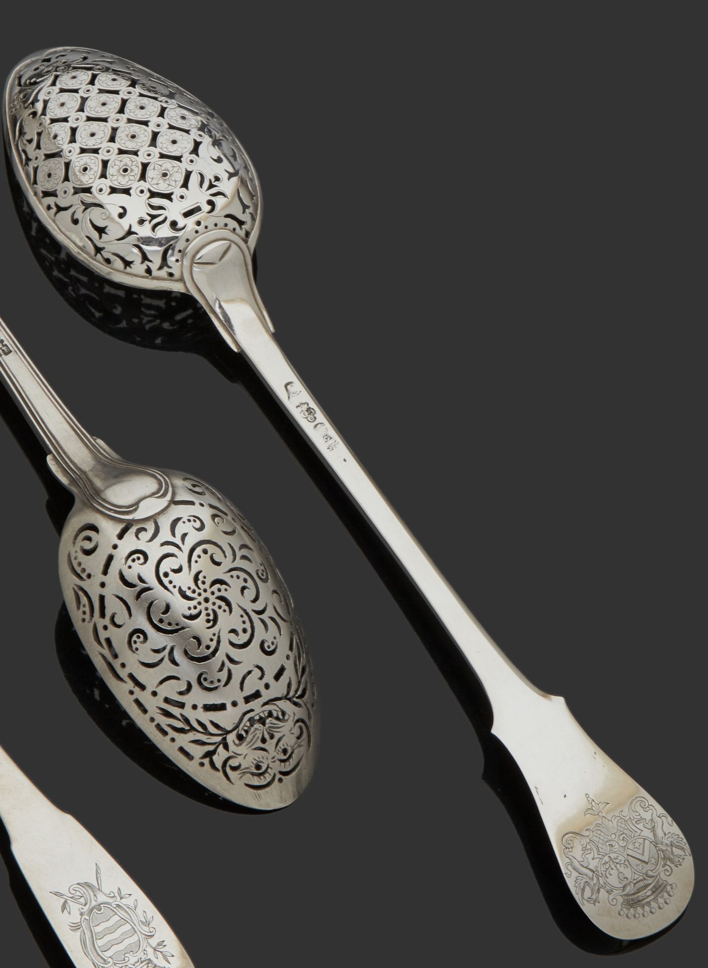 Null DOUAI VERS 1740
银质橄榄勺，uniplat violoné模型，勺子边缘，刻有Alliance Buisseret de Thienn&hellip;