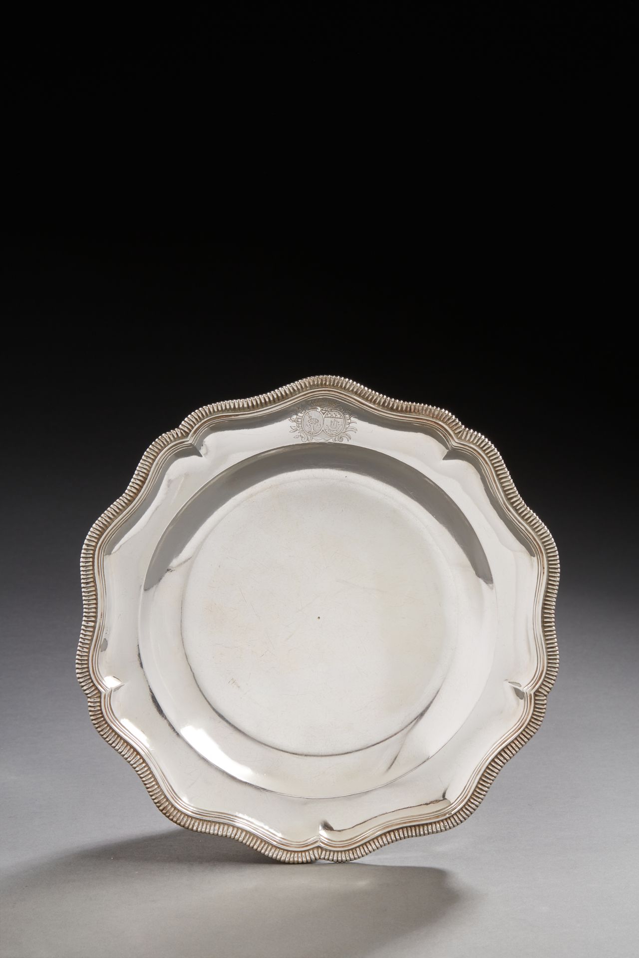 Null PARIGI 1739 - 1740
Un piatto d'argento con cinque contorni modellati con fi&hellip;