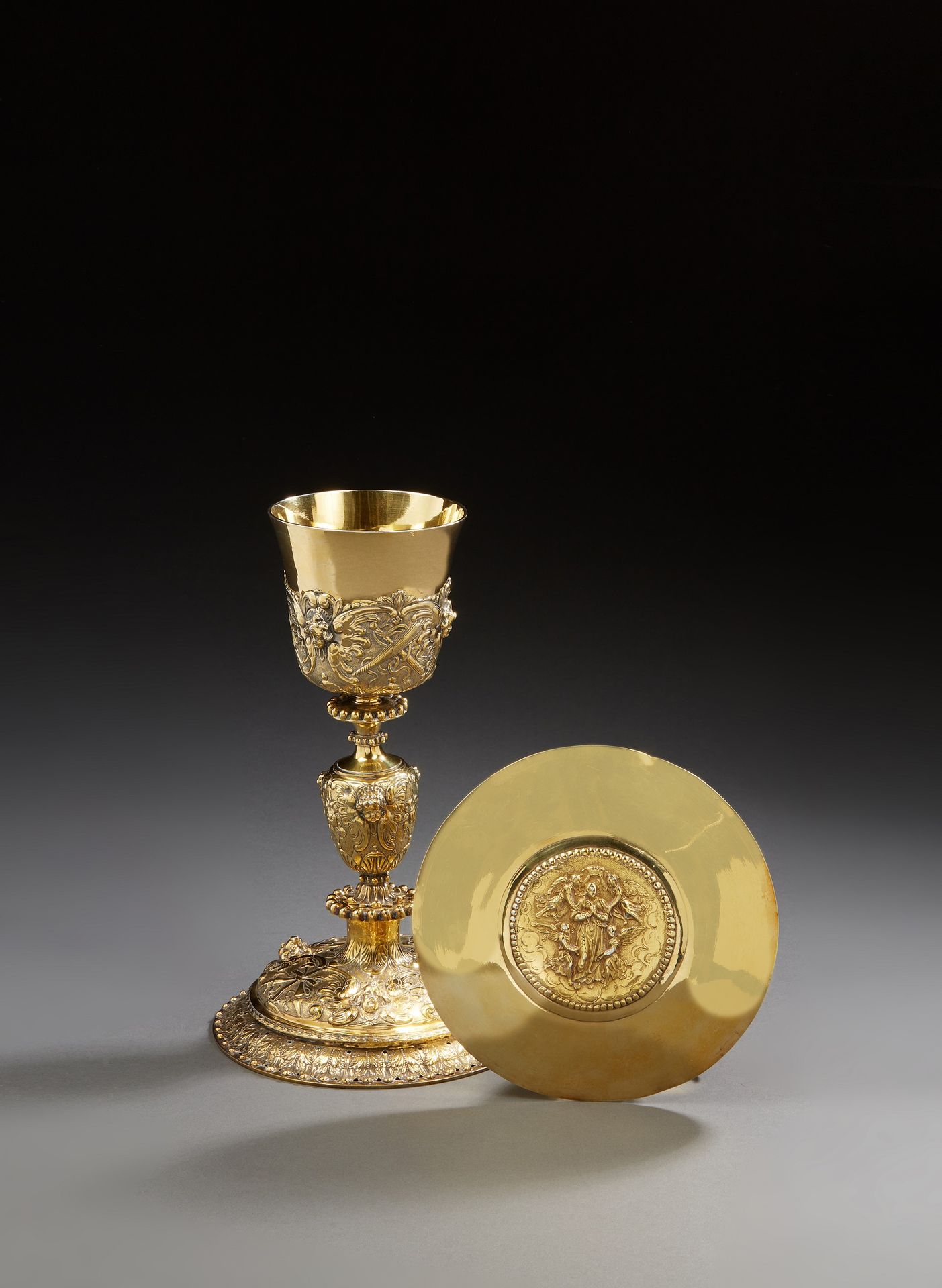 Null 巴黎 1677 - 1680
压花、浇铸和镂空的镀金圣杯和圣饼。圣杯的底部压印着以珍珠为边的刺花楣，脚的顶部有三个天使的头像，在羊脂白玉的背景上交替着&hellip;
