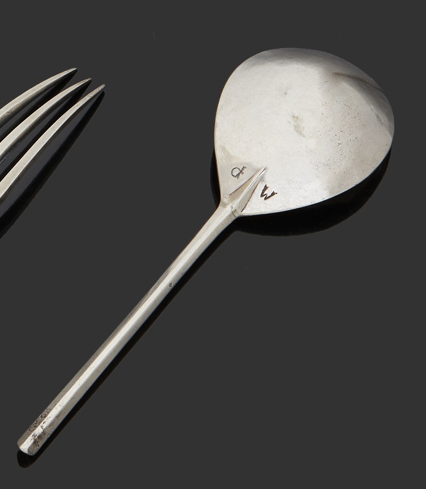 Null PARIS 1507
银质汤匙，手柄有菱形边，汤匙上有矛头连接。铲子上有M.P.的字样。
银器大师：Jean I BENIGNE的专署印记，1506年&hellip;