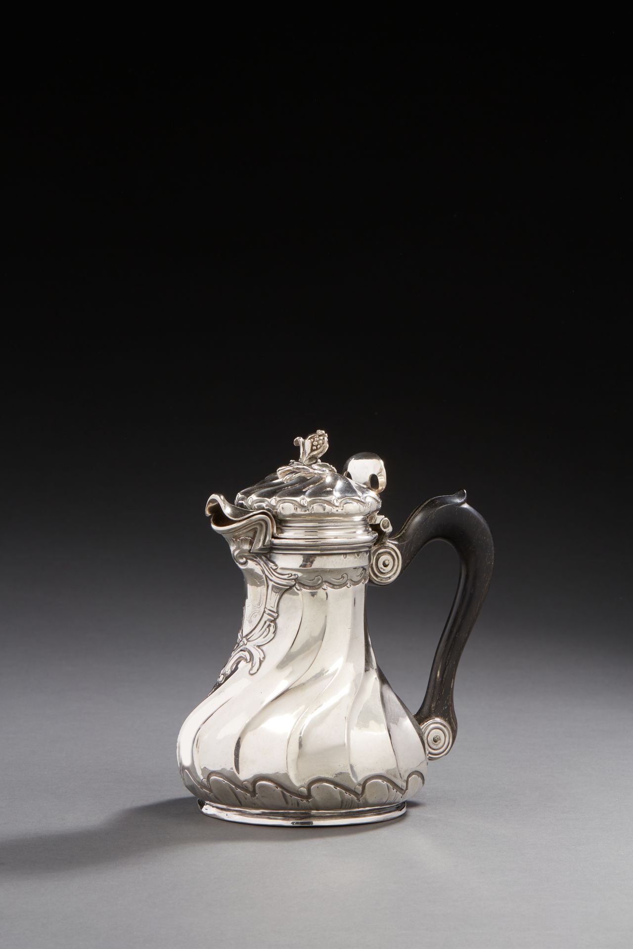 Null 巴黎 1759 - 1760
一个银质平底浇注器，称为marabout，盖子上有扭曲的肋骨，由两排波浪划定。一个罗盖尔延伸出水口，跟随肋骨的运动。颈部&hellip;