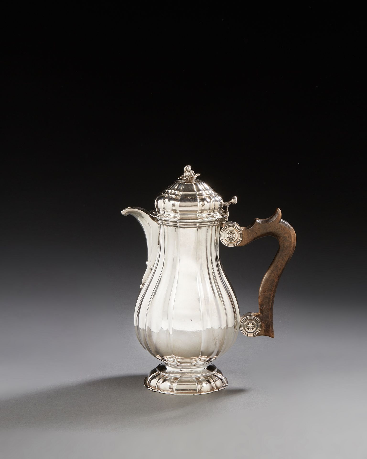 Null LILLE 1752 - 1753
一个银质咖啡壶站在一个基座上，其轮廓由四边划定，以提醒人们注意巴洛克式的壶身和铰链式的壶盖。带卷轴的木质手柄由饰有&hellip;