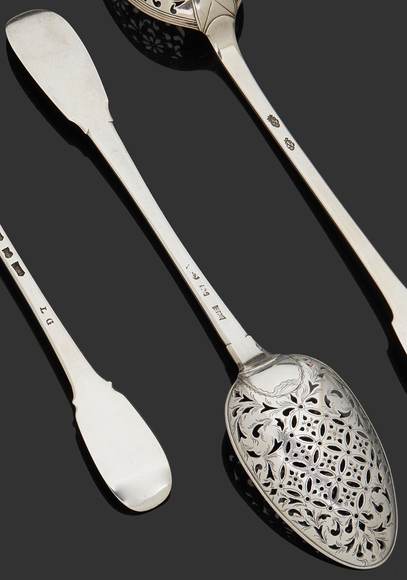 Null TOURS 1750
Cucchiaio d'argento per le olive. Il cucchiaio è delimitato da u&hellip;