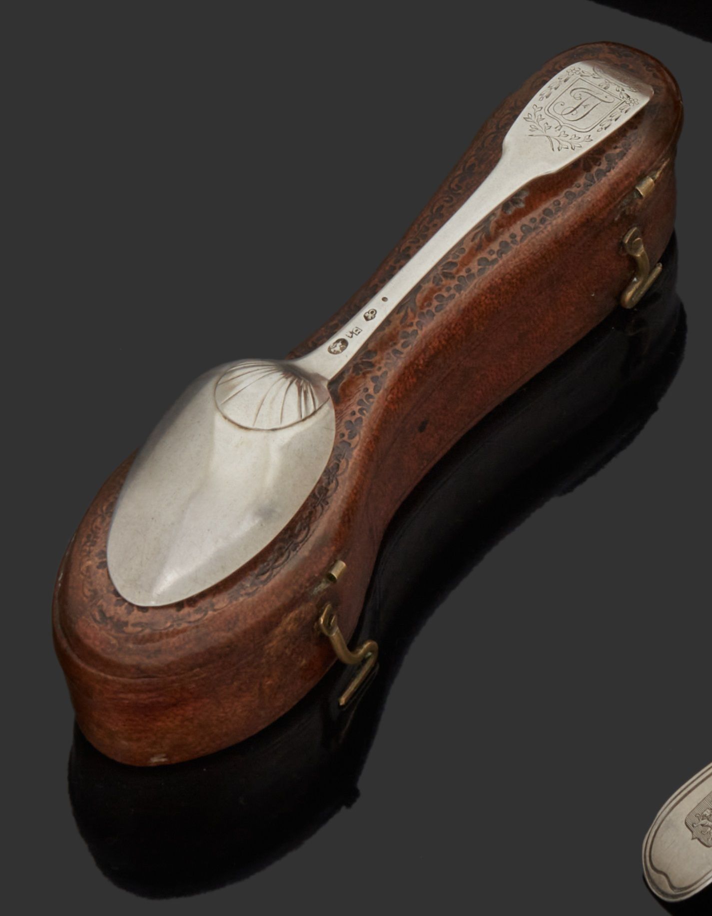 Null BERGUES 1775- 1776
六个小银勺装在一个盒子里，形状是单板模型，有辐射状的附件，在盾牌上刻有FJ字母。
银器大师：归属于Philipp&hellip;
