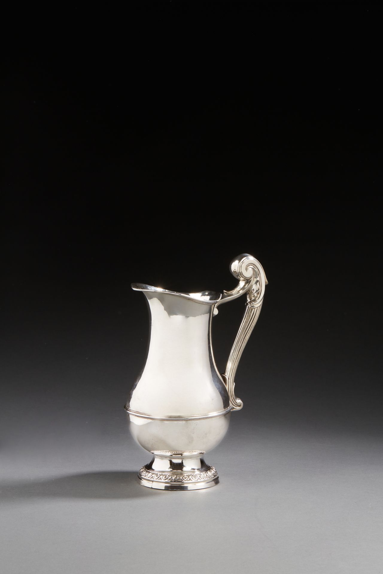 Null PROVINCE XVIIIth CENTURY
Baluster ewer in plain silver on a pedestal border&hellip;