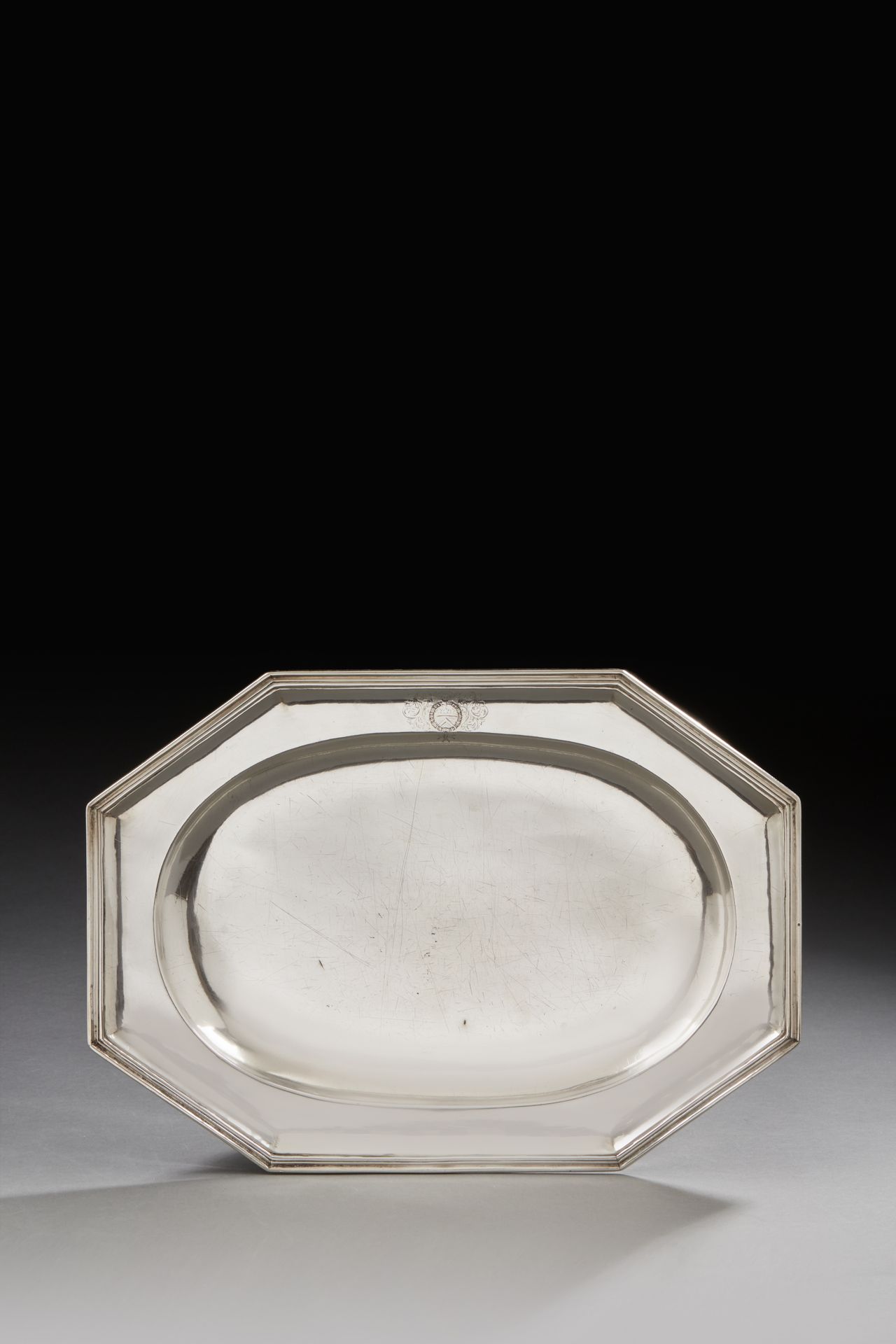 Null STRASBOURG 1693 - 1725
Rectangular silver dish with cut sides and moulded w&hellip;