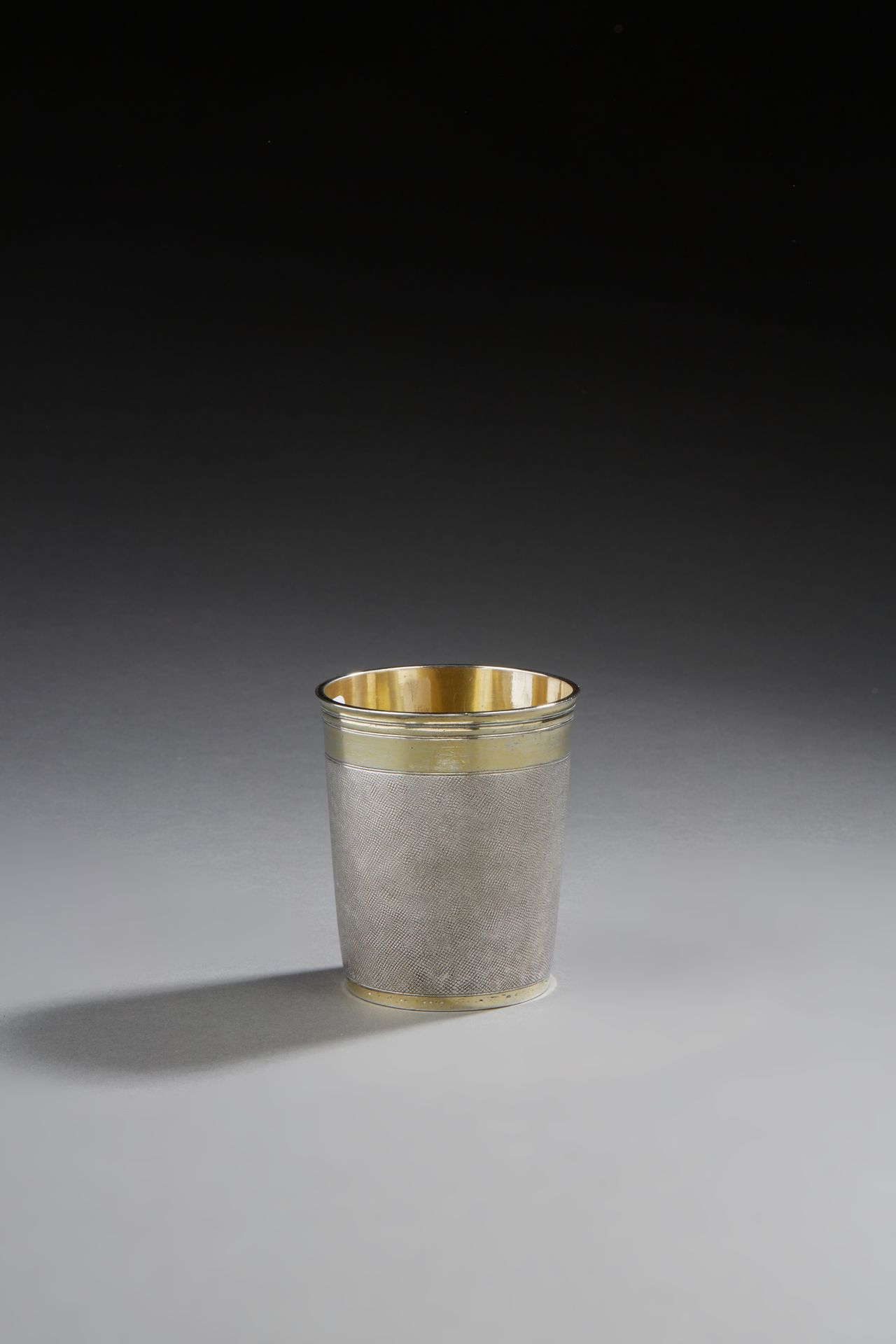 Null STRASBOURG 1691 - 1725
裁判官的高脚杯，镀银，底部镀金，称为 "鲨鱼皮"。背面刻有1690年的日期和BENFELD镇的纹章。
O&hellip;