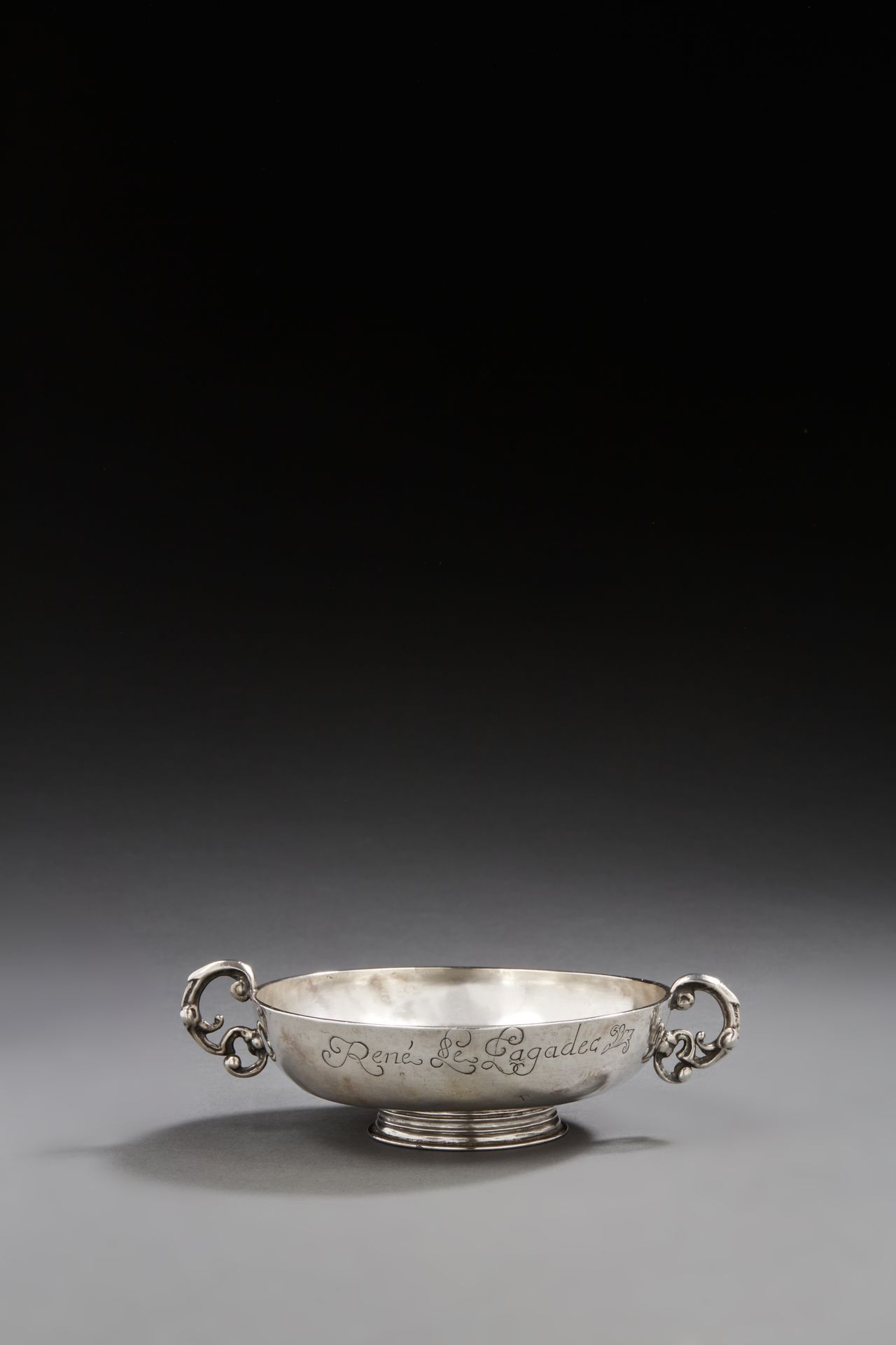Null MORLAIX VERSUS 1687
银质婚礼杯，有两个带倒卷的把手，边缘刻有：René Le Lagadec。
银器大师：Olivier LE R&hellip;
