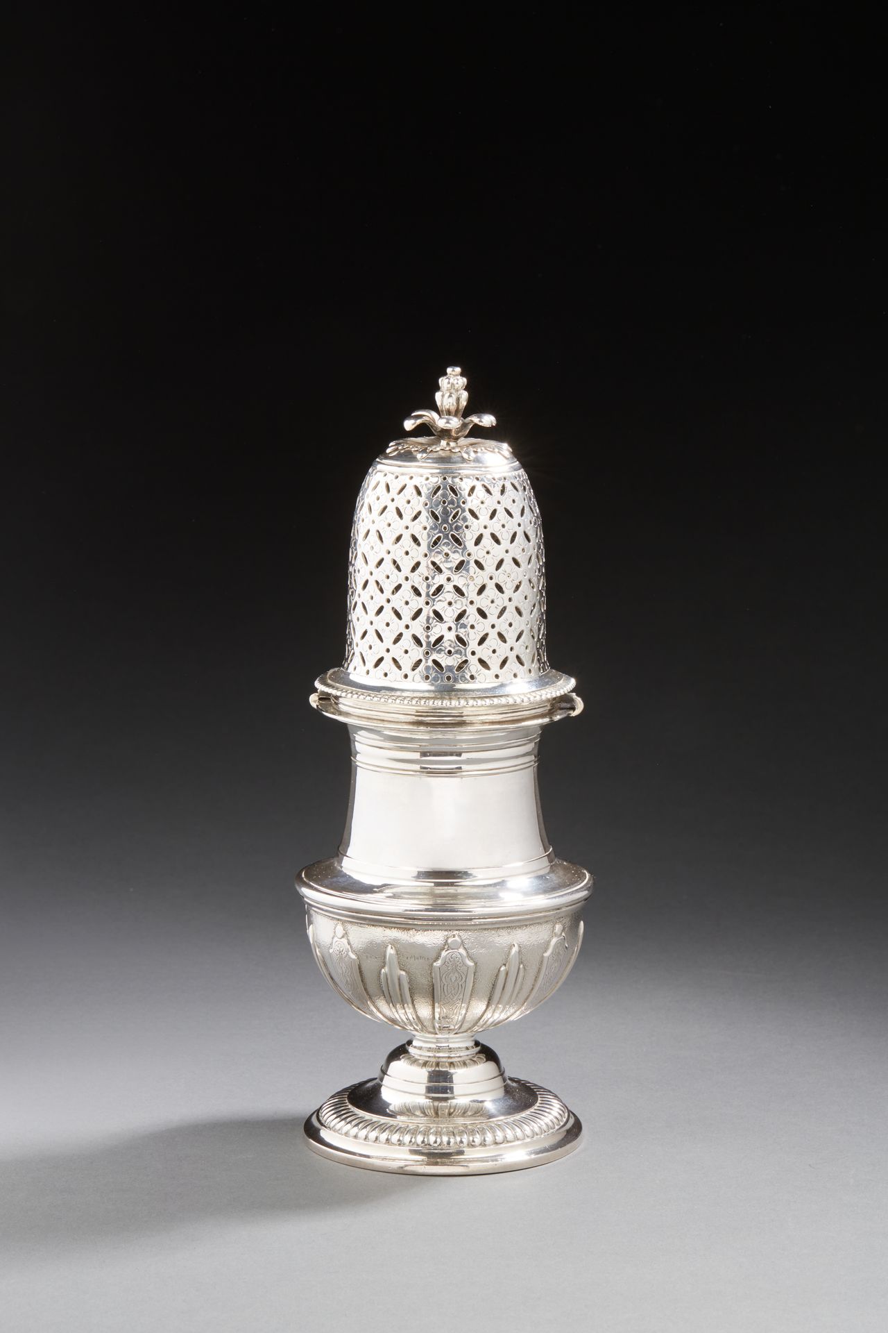 Null CHAMBERY 1725 - 1751
A silver saupoudreuse of baluster form, it rests on a &hellip;