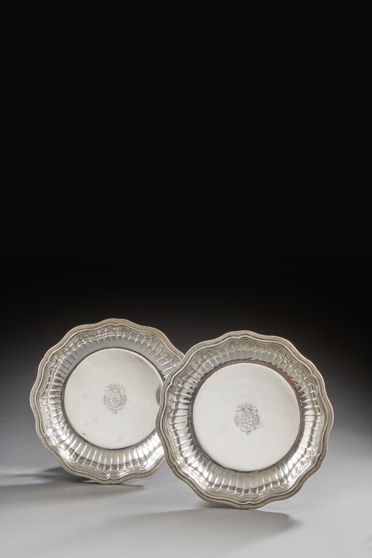 Null PARÍS 1727 - 1728
Un par de cuencos de plata, modelo polilobulado moldeado &hellip;