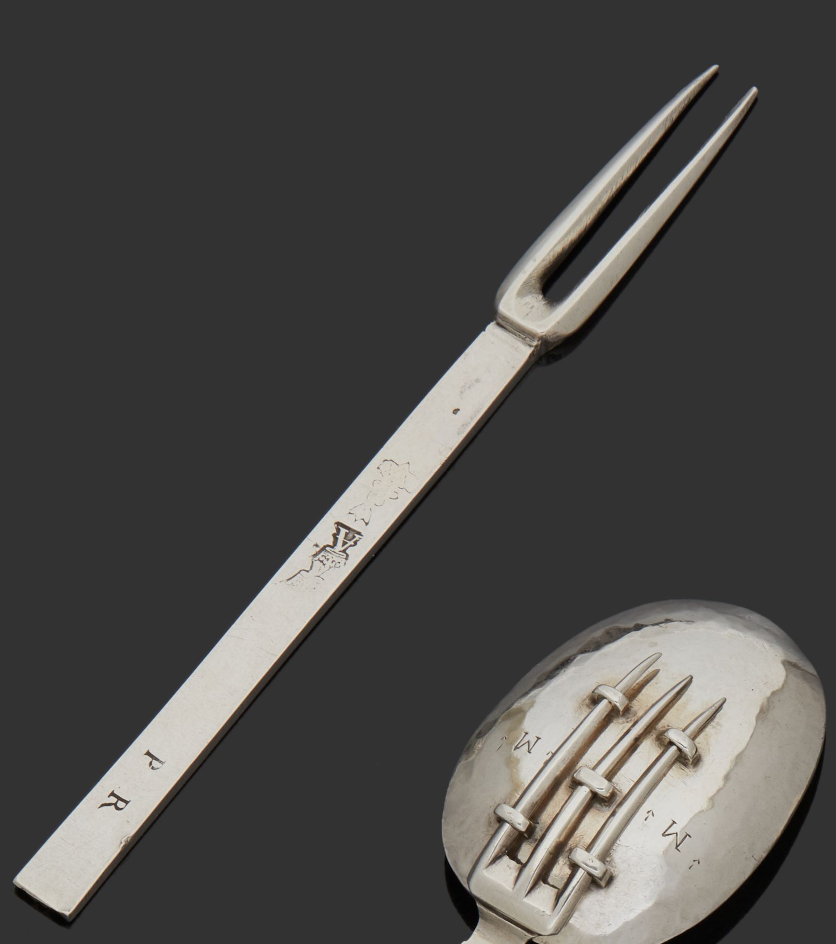 Null PARIS 1644
Forchetta in argento forgiato con due punte. Monogramma PR sul p&hellip;