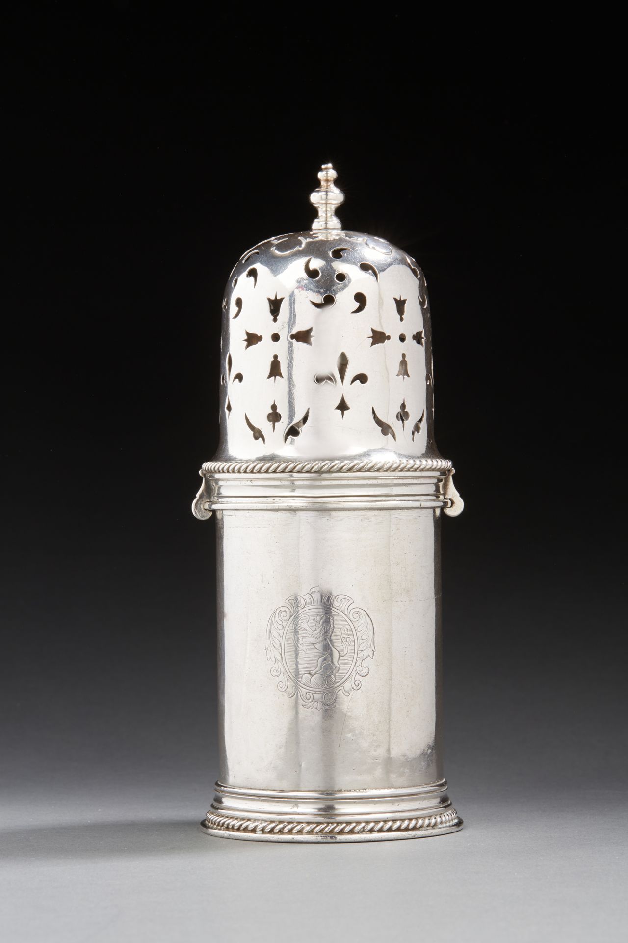 Null METZ 1692 - 1693
Saupoudreuse en argent à baïonnette, de forme cylindrique &hellip;