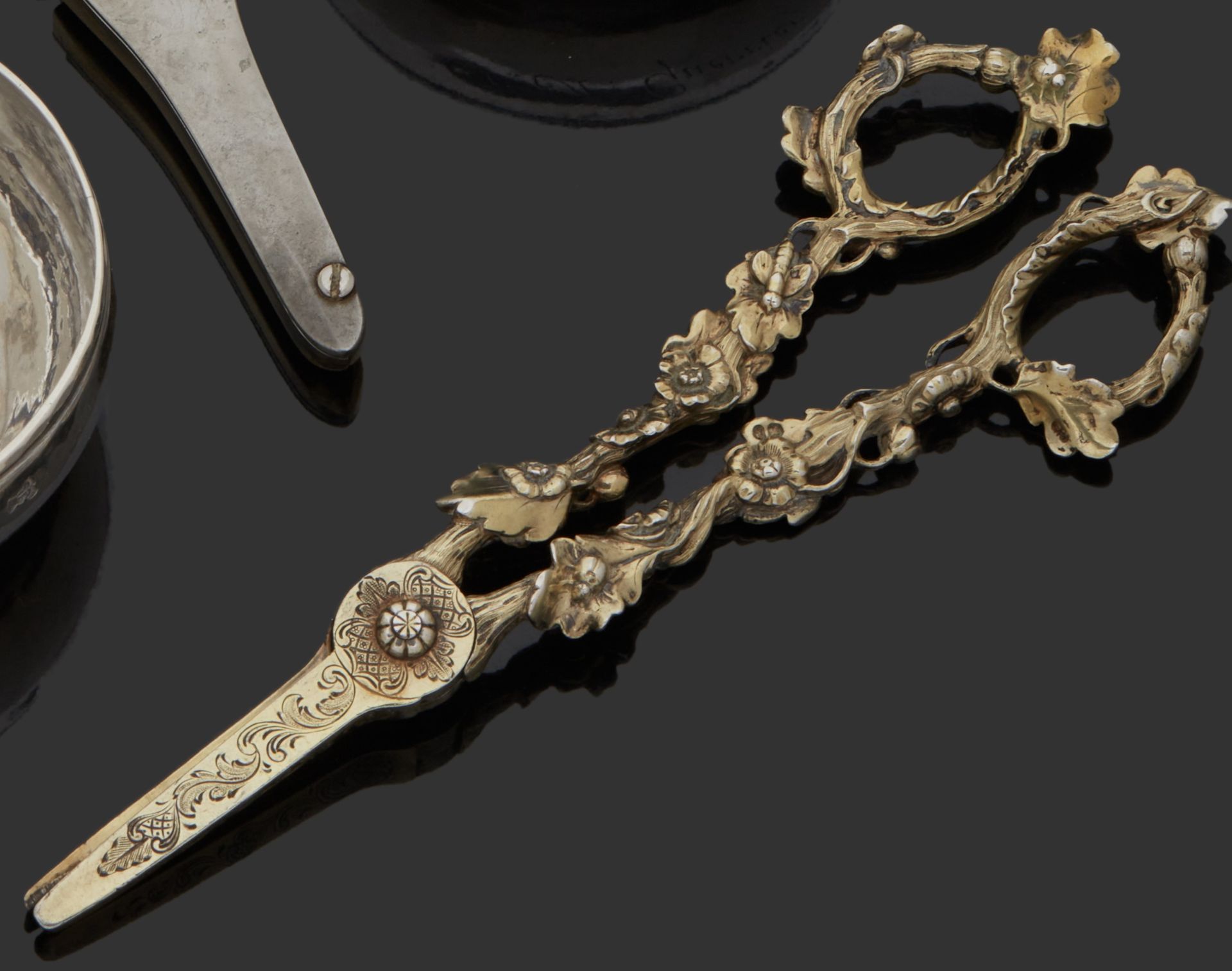 Null LONDON 1832 - 1833
A pair of vermeil grape scissors with flower and foliage&hellip;