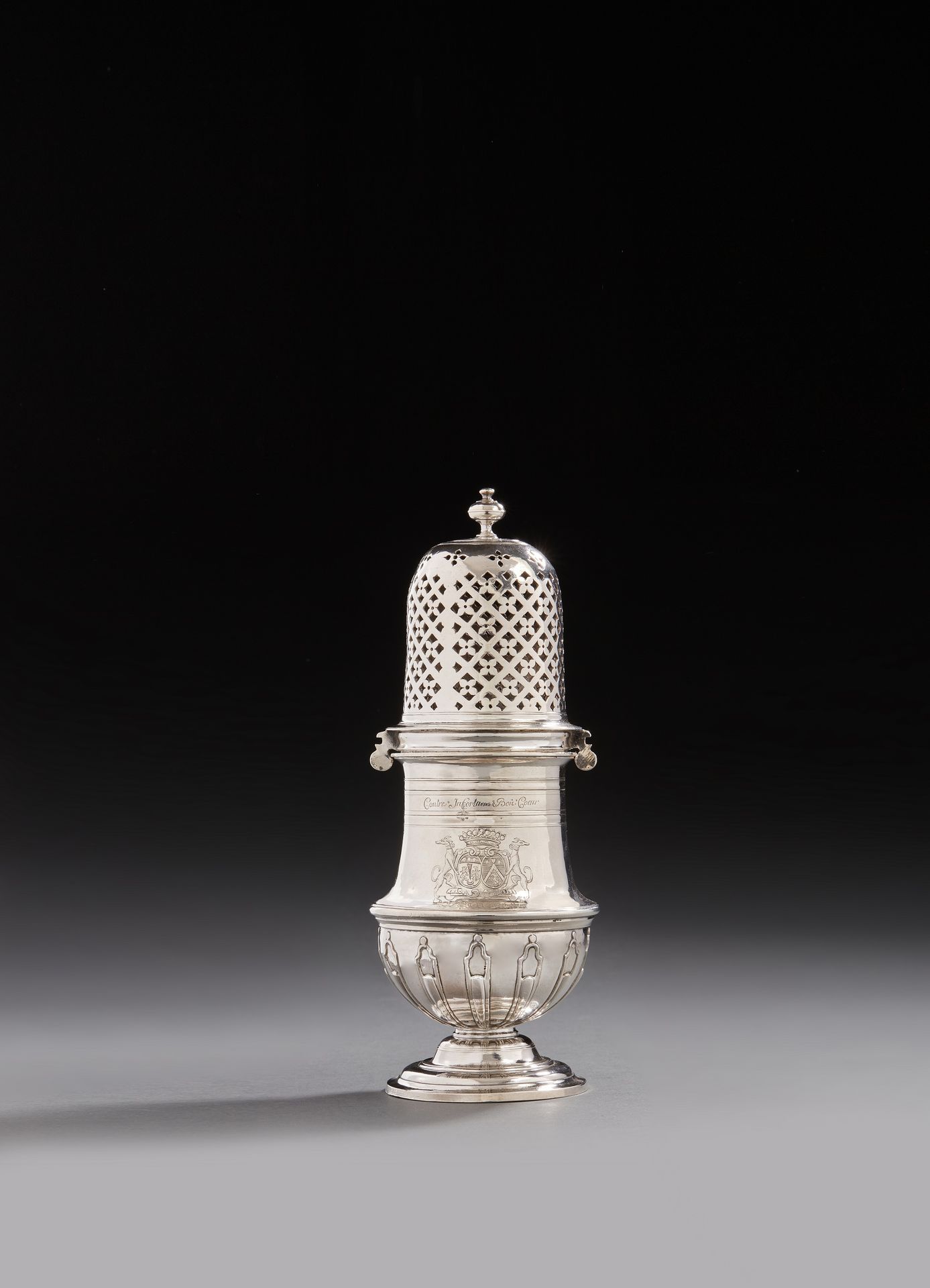Null PARIS 1724 - 1725
A silver saupoudroir mounted with a bayonet in a baluster&hellip;