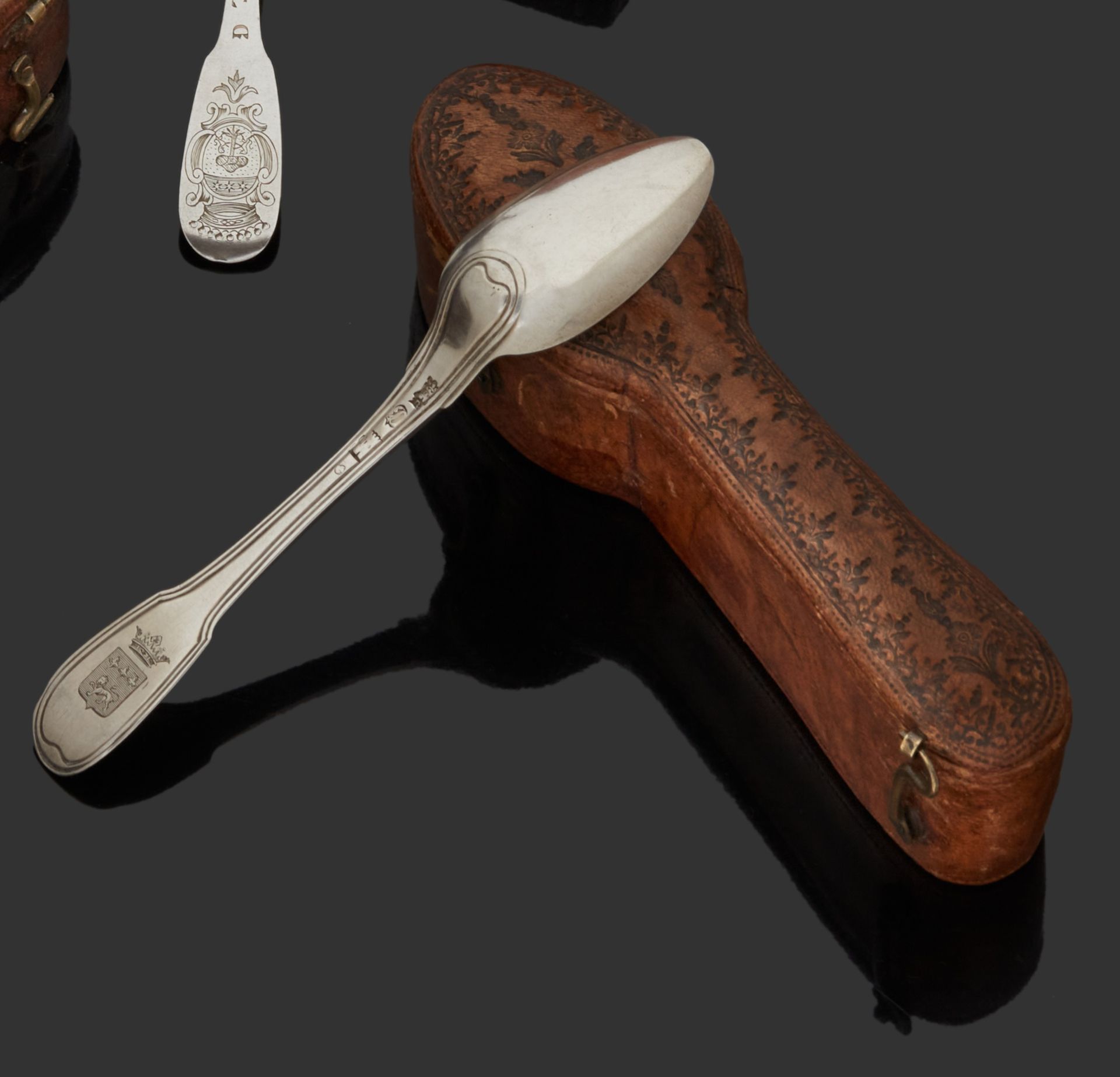 Null CHÂTILLON-SUR-SEINE 1781 - 1805
一套六个小勺子的模型锉刀，刻有de Chargères家族的徽章，上面有一个侯爵的皇冠&hellip;