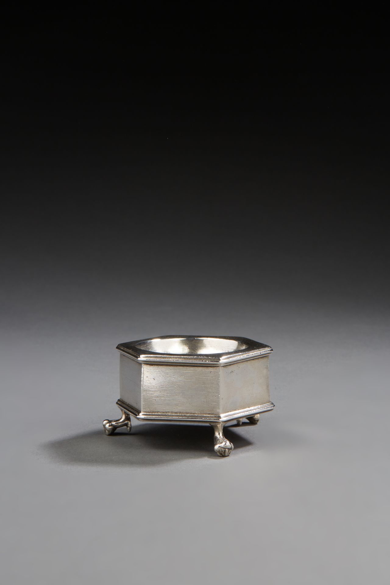 Null CLERMONT-FERRAND 1687
Sechseckiger Salzstreuer aus Silber auf drei Klauenfü&hellip;