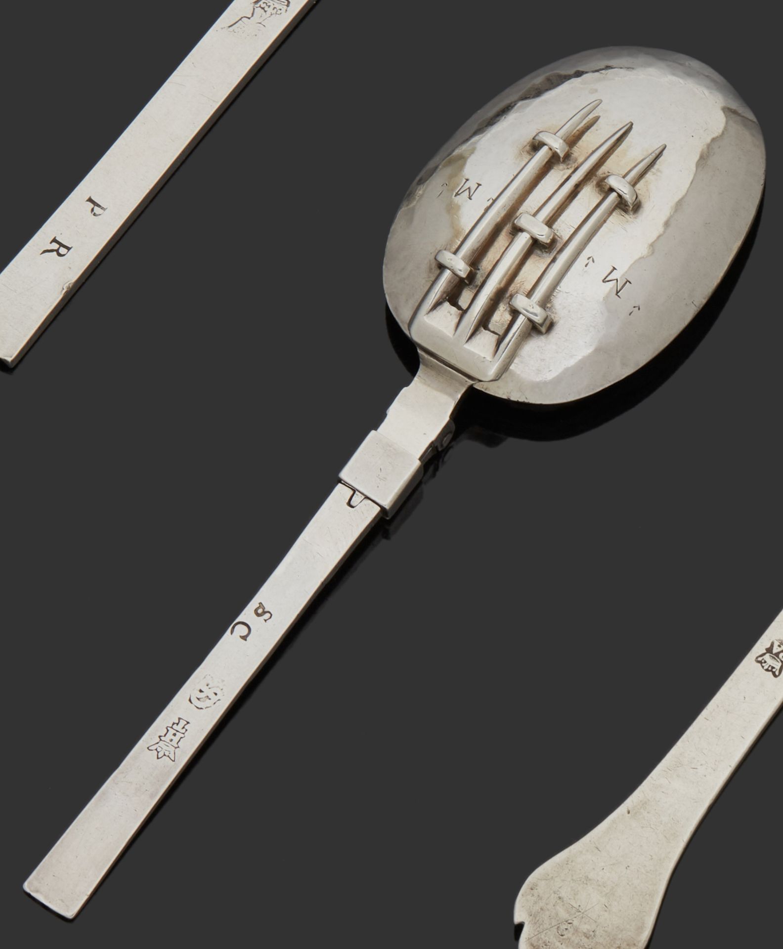 Null LA ROCHELLE 1682
银色折叠式旅行餐具。在勺子的背面，有五个环，可以让叉子的三根叉子装进去。直柄上刻有字母 "SC"，背面普通直柄的末端&hellip;