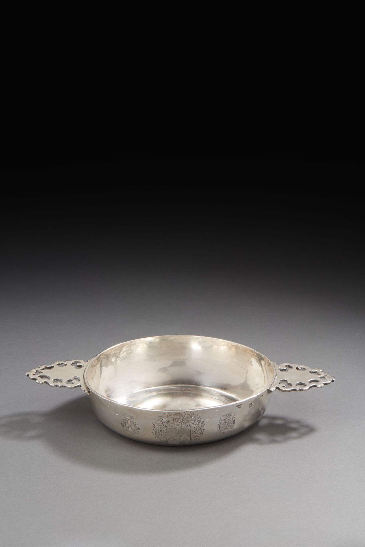 Null PARIS 1682 - 1683
Circular silver ear bowl with two openwork handles, melte&hellip;