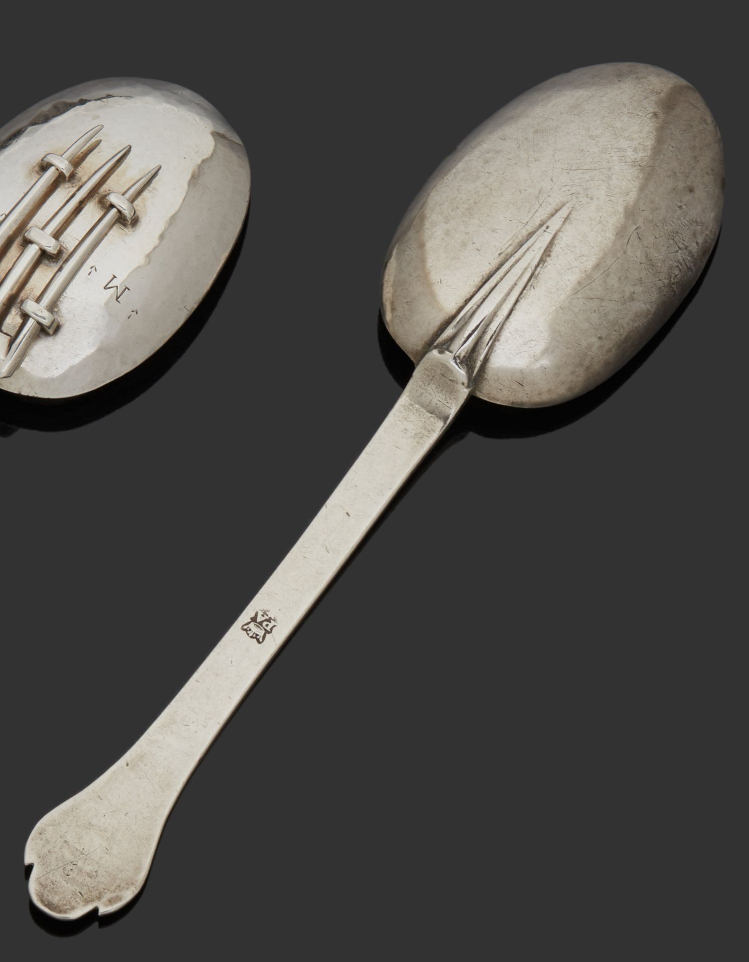 Null PROVINCIA C. 1650
Un cucchiaio d'argento modello coda di topo con spatola t&hellip;