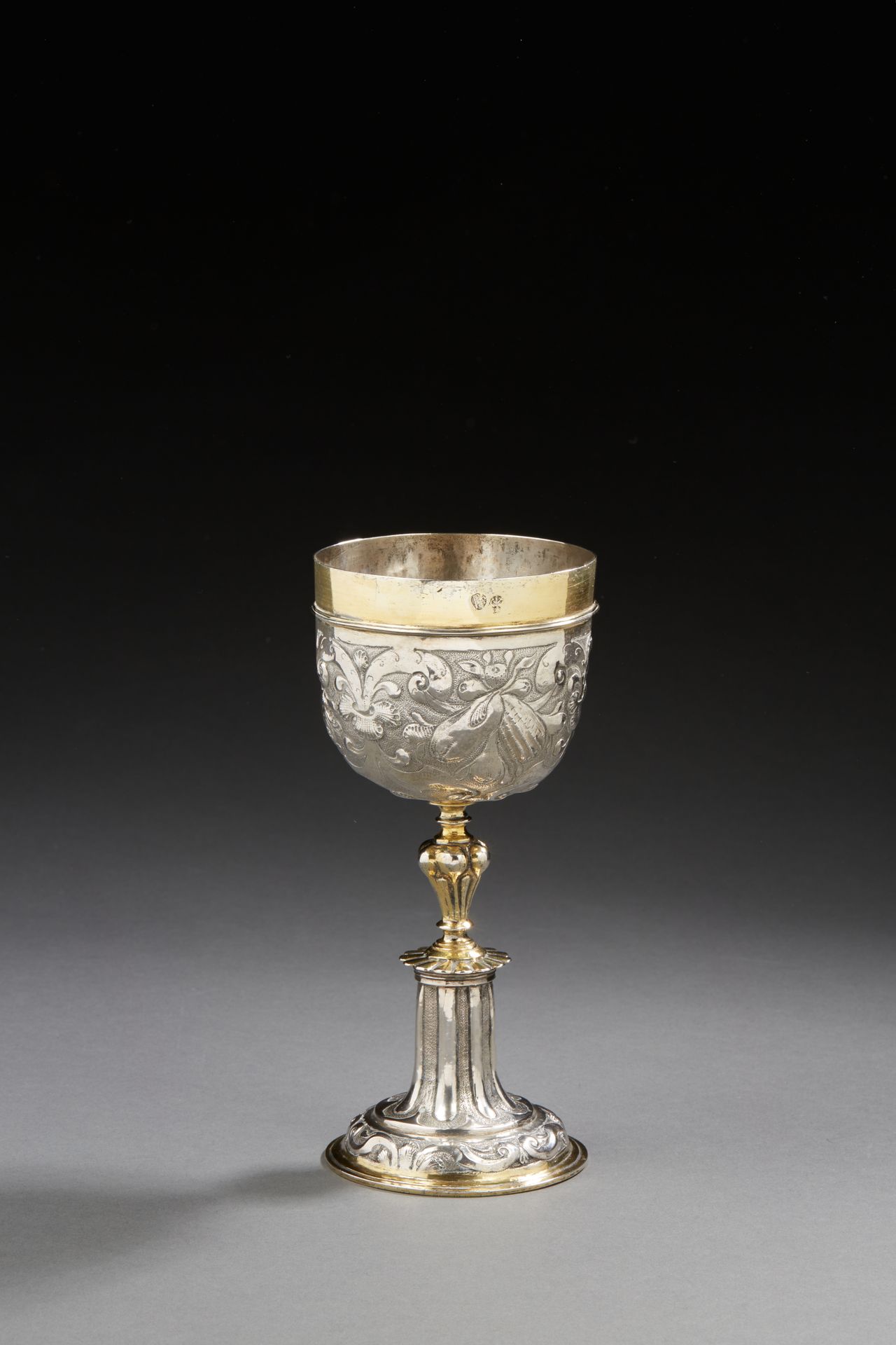 Null 中欧 十七世纪
一个银质和镀金的杯子，可能是一个双层的pokal（缺少上部）。它站在一个圆形的脚上，边上是镀金的，浮雕有卷轴，直棱的轴的起点被哑光的背&hellip;