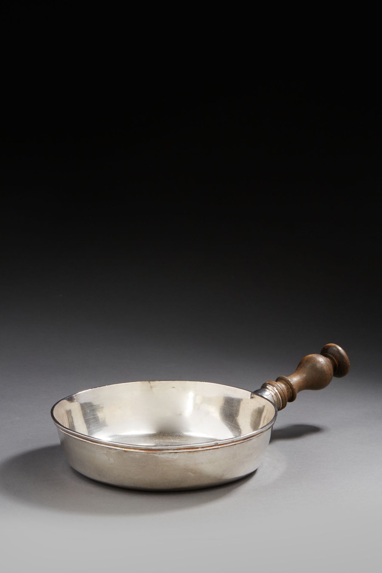 Null 1777年MONTPELLIER
普通的银质煎锅，边缘坚固，翻转的木质手柄拧在锅盖上。背面刻有旧时的重量：3马克、3盎司、12格令和首字母MM。
银器&hellip;