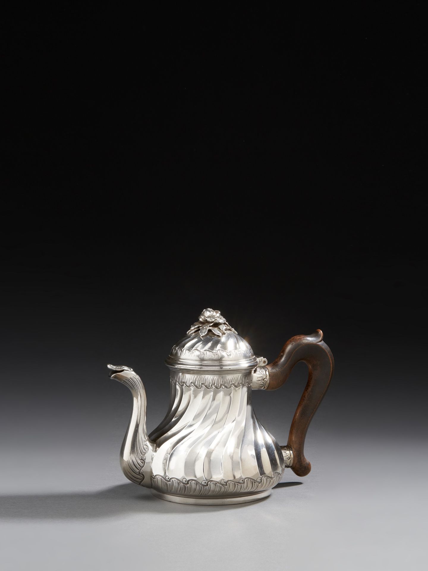 Null BORDEAUX 1740 - 1741
银质茶壶，模型上有扭曲的肋骨，有一个普通的框架。肋骨在每个元素上都与壶嘴上的罗盖尔接壤。盖子的圆顶上有一朵花&hellip;