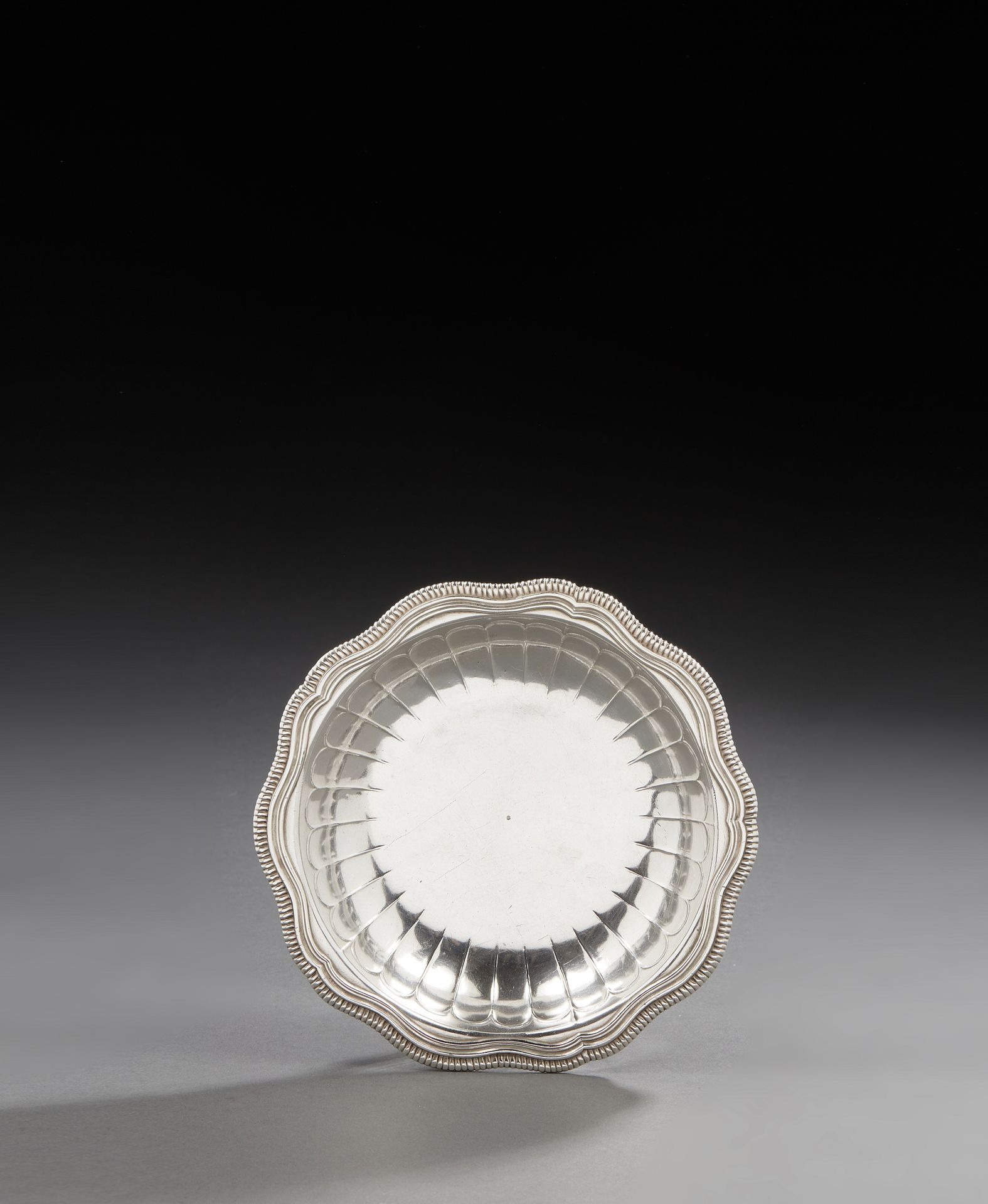 Null BAYONNE 1755
一个小银盘，五种轮廓模型，模压有小圆点，后面是一排小圆点，杯上压有30个放射状的小圆点，碗是普通的。
银器大师：Joseph&hellip;