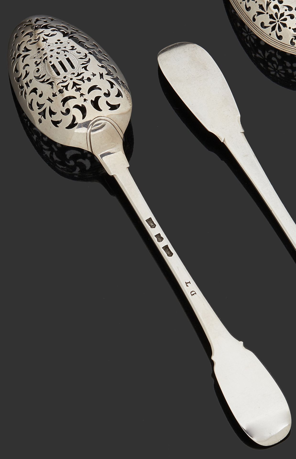 Null AVIGNON XVIII CENTURY
银质橄榄勺，单平面模型，铲子脱脂。勺子的中央部分穿有一个侯爵的王冠，王冠的框架是水滴、铃兰花、星星和卷轴。&hellip;
