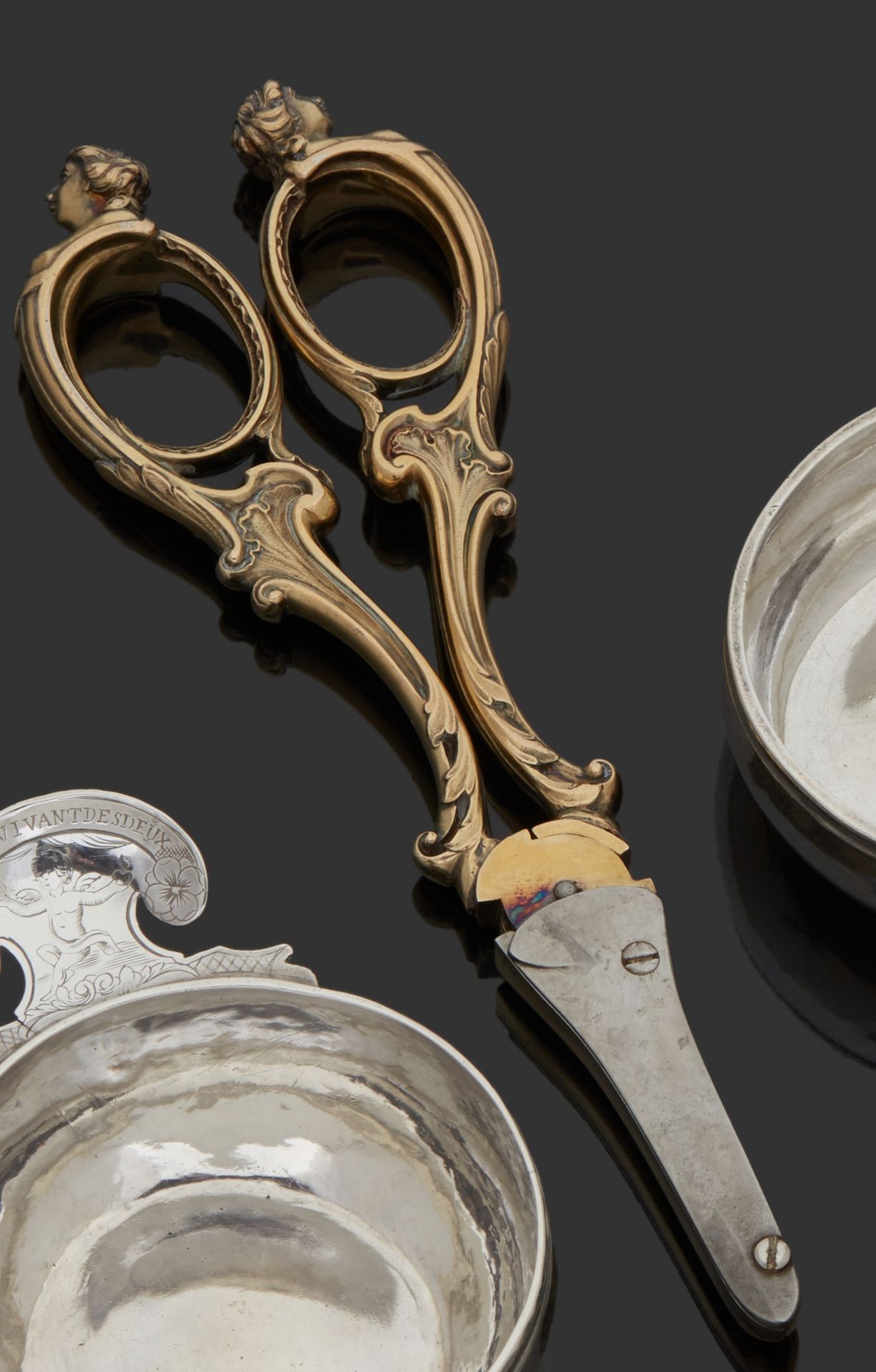 Null 伦敦 1914 - 1915
一对青铜和钢制的葡萄剪刀，钳子是rocaille风格，有妇女的条款。
银匠：Robert Frederic FOX
毛重&hellip;