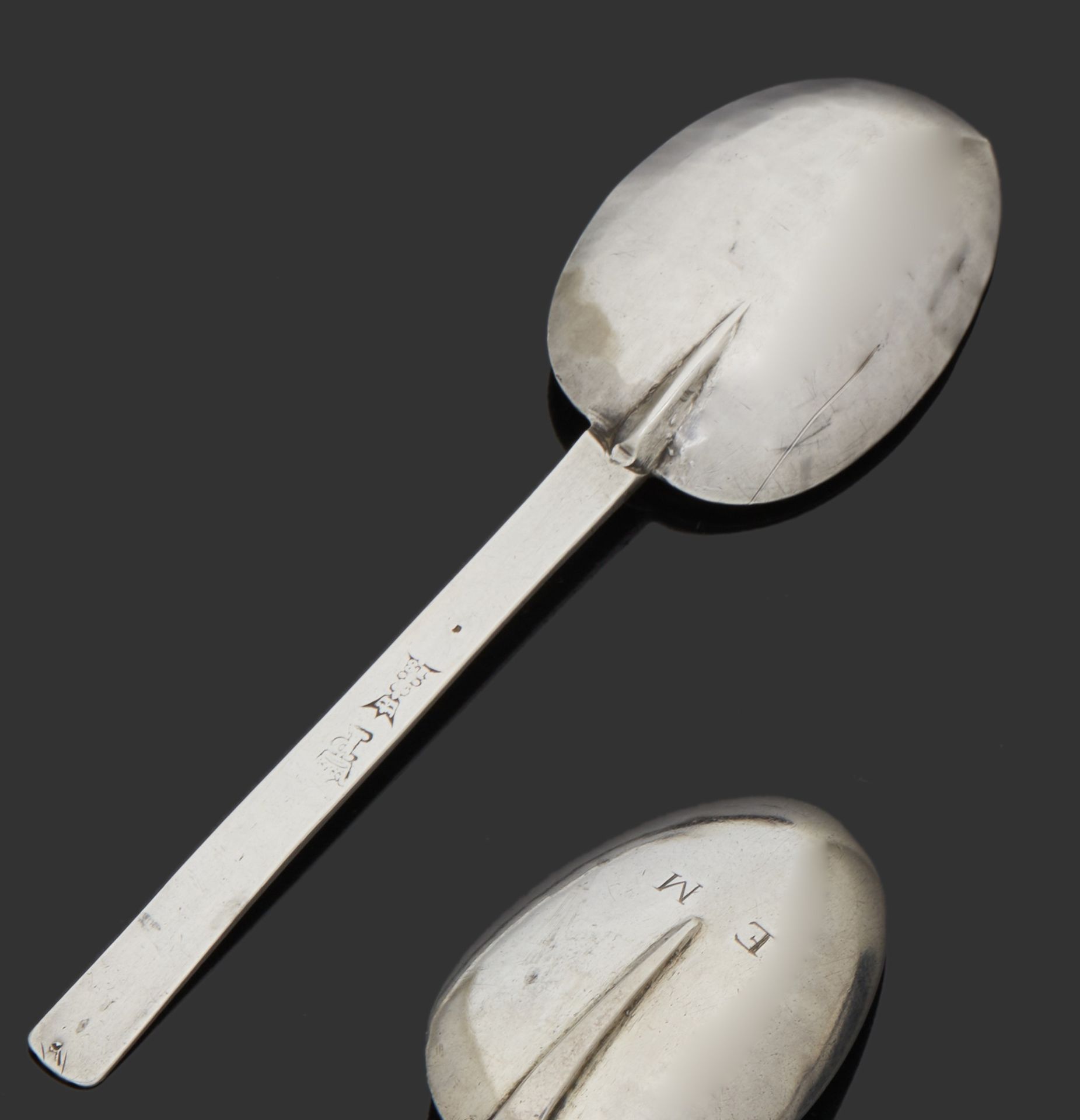 Null PARIS 1636
A forged silver spoon, the spoon hammered, the spatula in spearh&hellip;