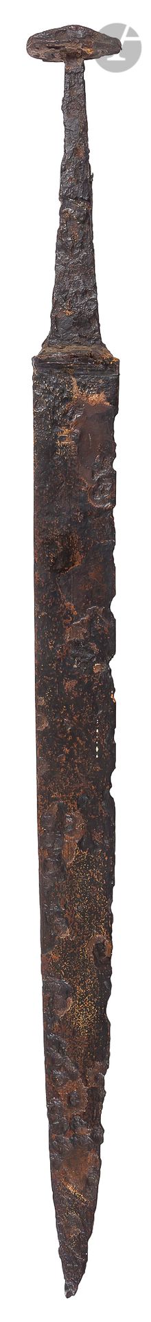 Null 中世纪的短剑。

刀片与背面，一体锻造，套装。小三角鞍座。

梅罗文王朝晚期或卡洛林王朝早期。

挖掘片。长度：51.5厘米

七至八世纪。