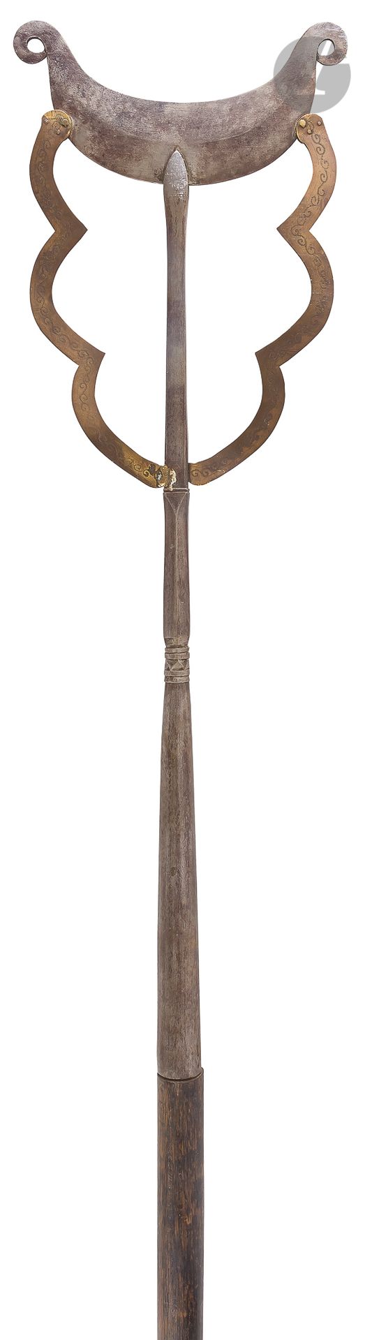 Null 中国的哈斯特武器。

在两端弯曲的月牙形的铁。安装在一个侧面为圆形的插座上，两边有一条切割好的黄铜带，上面刻有字。发黑的木轴。

B.E. 19世纪。