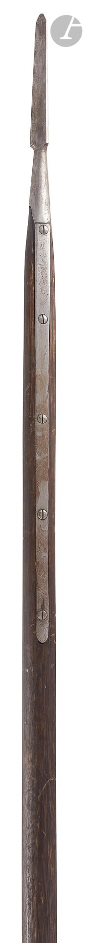 Null 海上铲子。

插座上有三面平的铁片，铁片和夹板。熏黑的白蜡木杆，配有皮革。

B.E. 大约1830-1850年。