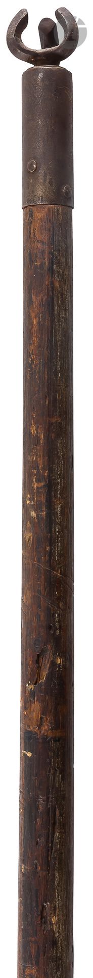 Null Lance de joute de style XVe siècle

En bois tourné. Croc en fer forgé. 

XI&hellip;