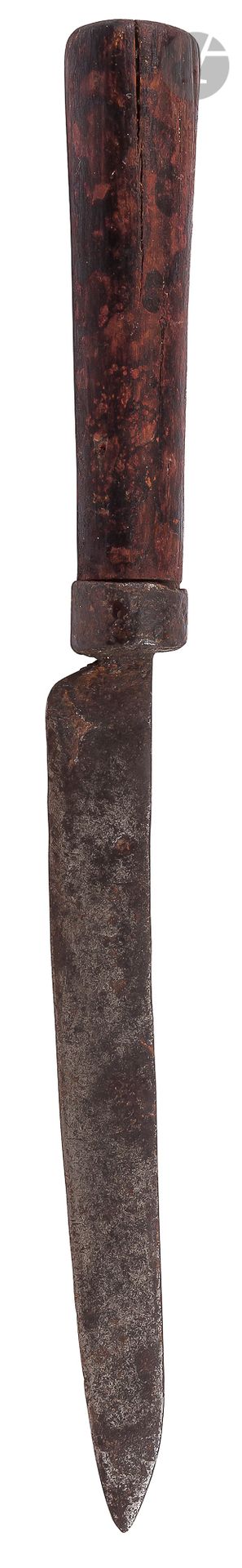 Null 刀子。

刀片与背面。铁套筒，圆木柄。

十七世纪的刀片，后来重新组装的。

挖掘的碎片。长度：30,5 cm